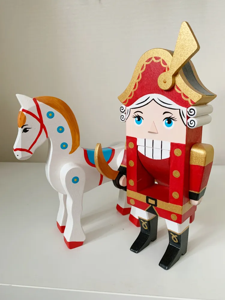 Щелкунчик с саблей и конём Чудево игрушка из массива дерева