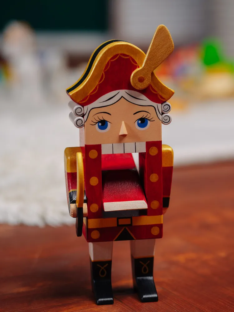 Щелкунчик в мундире с саблей Чудево игрушка орехокол сувенир