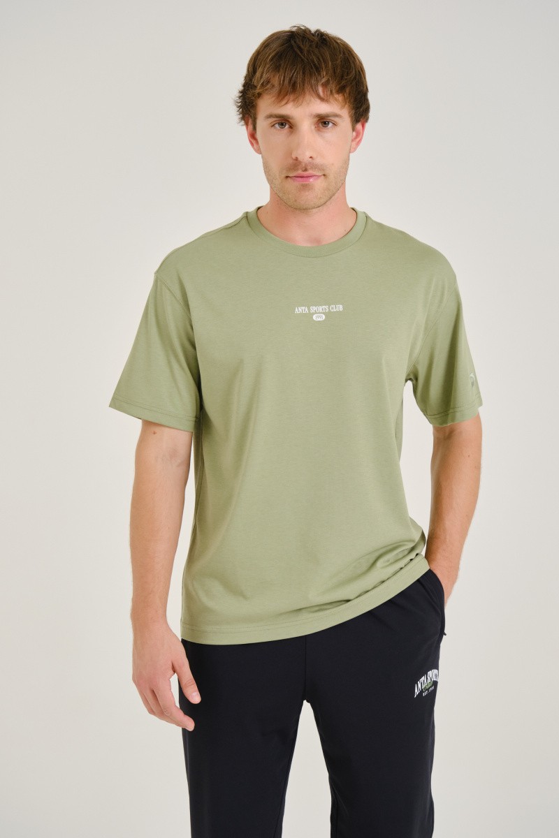 Футболка мужская Anta 852438112 SPORTS CLUB Celebrate Like A Parisian зеленая 4XL 3190₽