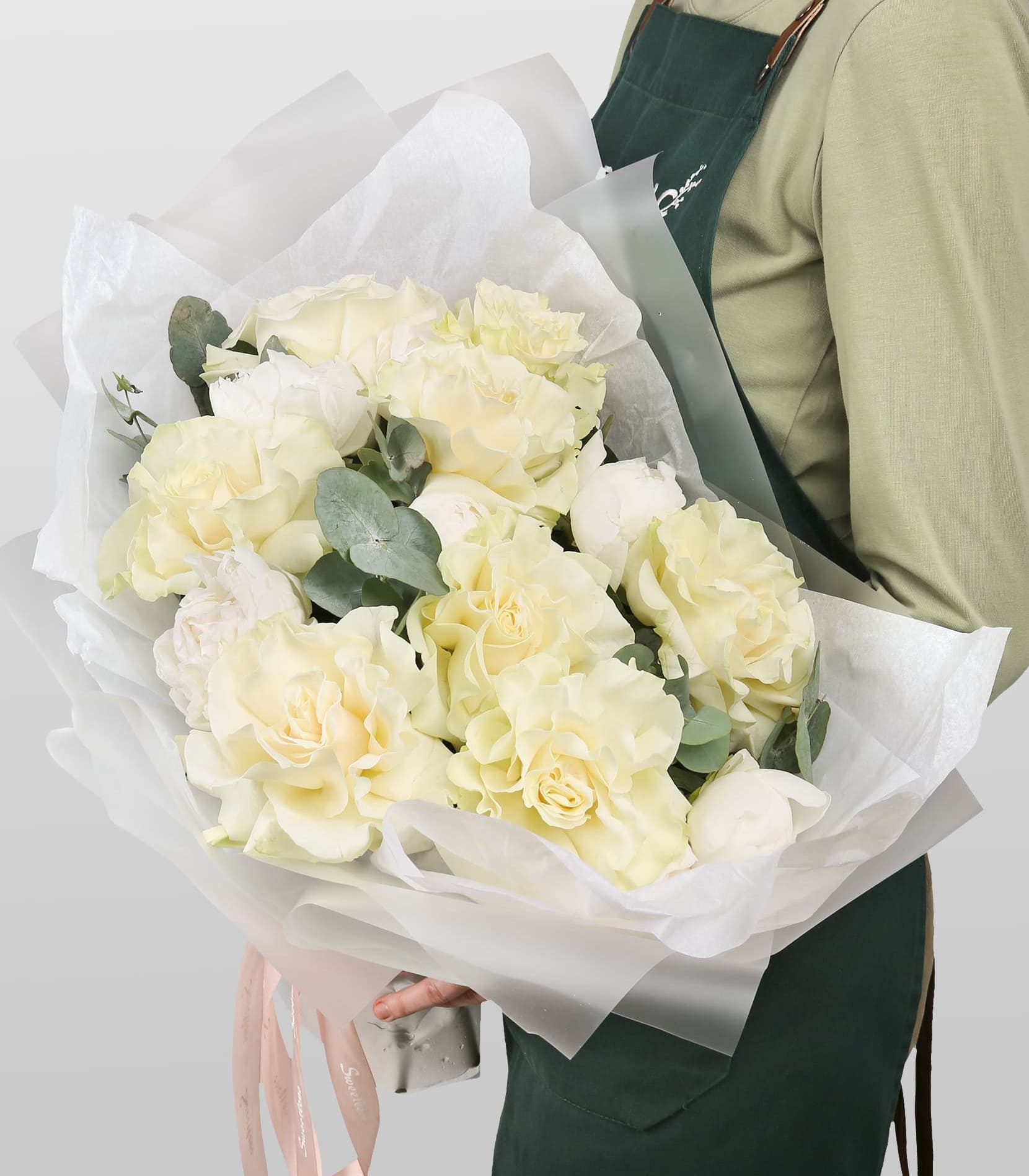 

Букет Studio Floristic из пионов и роз эквадор Сияние луны
