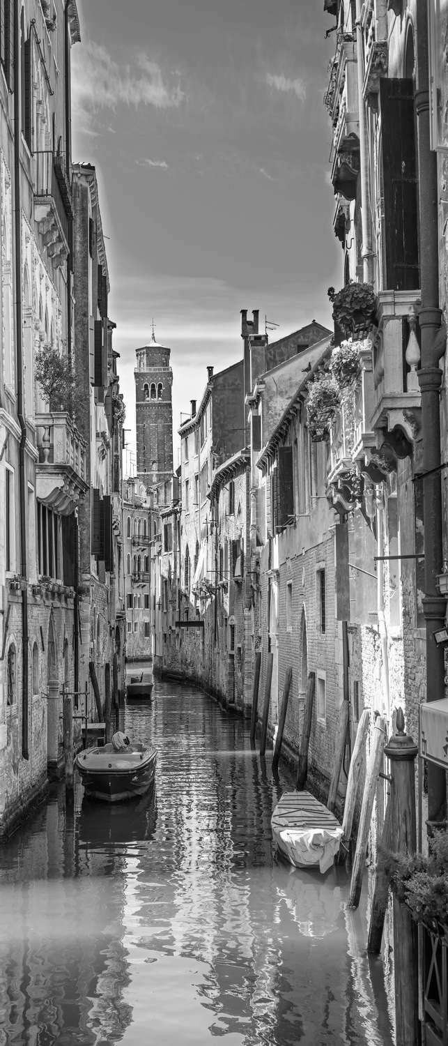 фото Самоклеющиеся фотообои "простая улочка венеции", 90x210 см, эффект черно-белый фотообои.рф