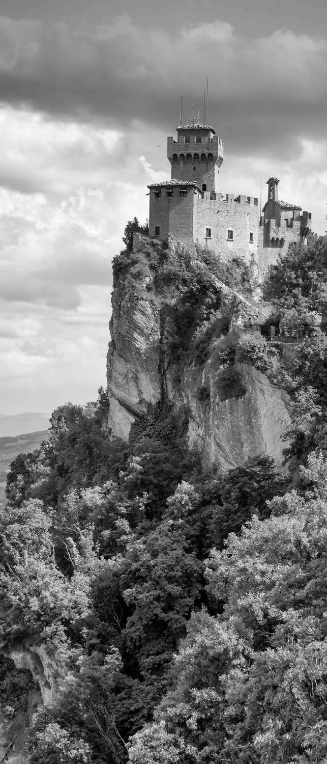 фото Самоклеющиеся фотообои "древняя крепость сан-марино", 90x210 см, эффект черно-белый фотообои.рф