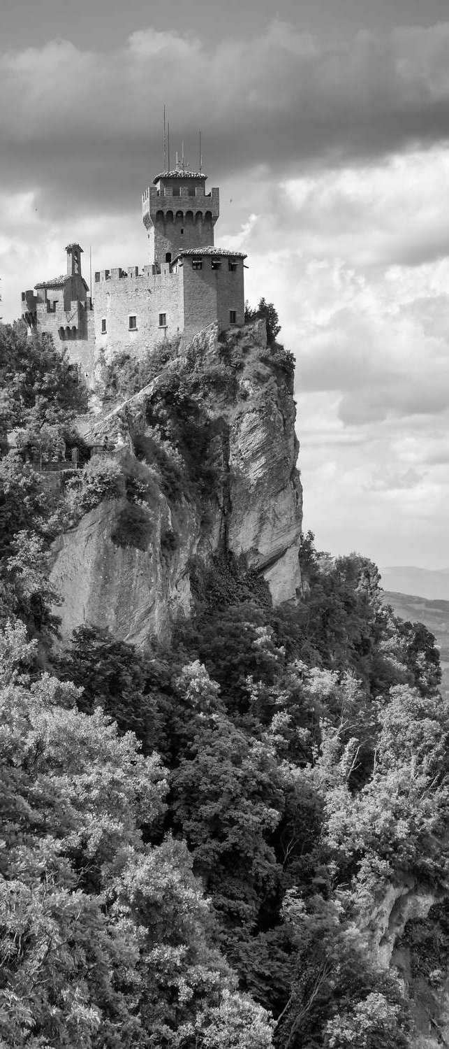 фото Самоклеющиеся фотообои "древняя крепость сан-марино", 90x210 см, эффект черно-белый фотообои.рф