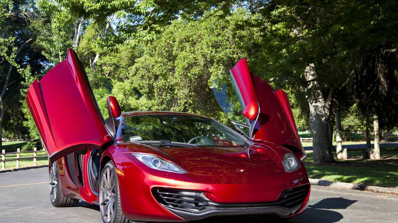 Машинки красного цвета. MCLAREN 4 Door. MCLAREN 12c Red New. Ягуар красный Макларен. MCLAREN mp4 двери.