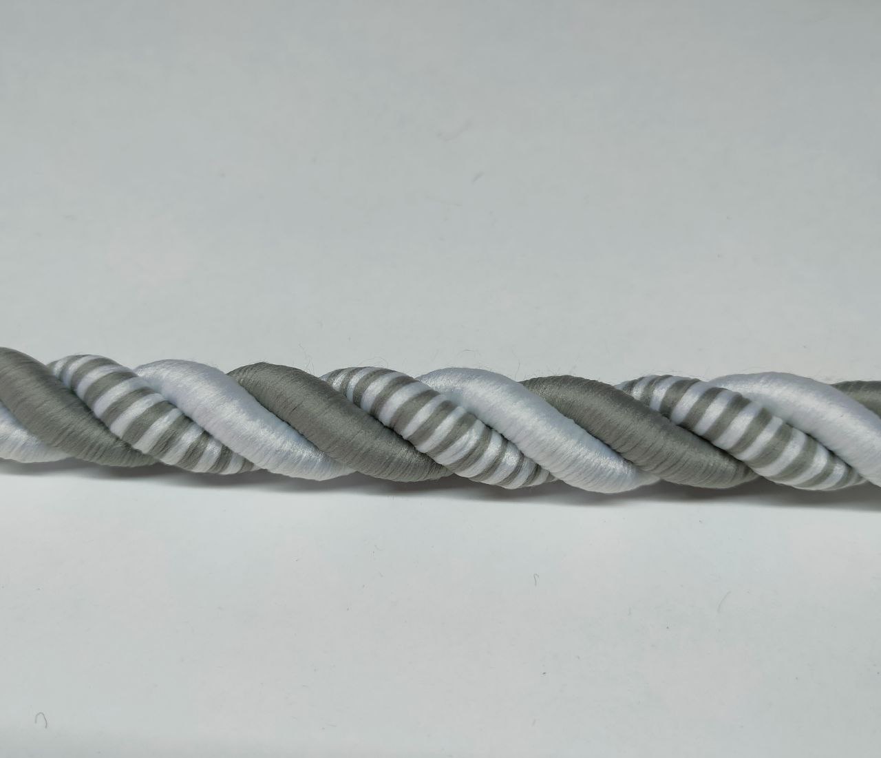 

Шнур декоративный idealtex Ш 18 6 3 длина 18 м диаметр 12 мм, Серый;белый, 6.3