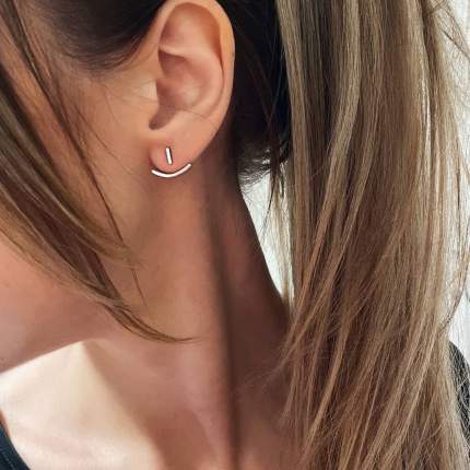 Они могут быть незаметными, но их обаяние невозможно игнорировать. Речь идет о женских серьгах, которые являются  ...