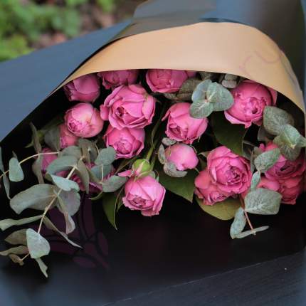 Монобукет пионовидных кустовых роз FlorPro Мисти Баблс с эвкалиптом в дизайнерск упаковке