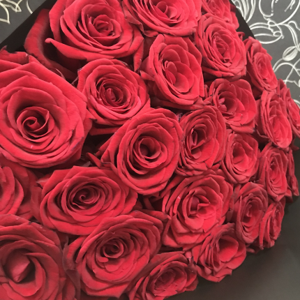 Монобукет из 25 красных роз FlorPro Ред Наоми 60 см в черном крафте