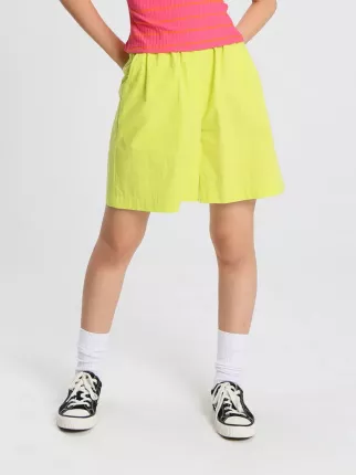 Базовые шорты для девочек с двумя боковыми карманами. Эластичный хлопок не стесняет движений, гигроскопичен, гипоаллергенен и  ...