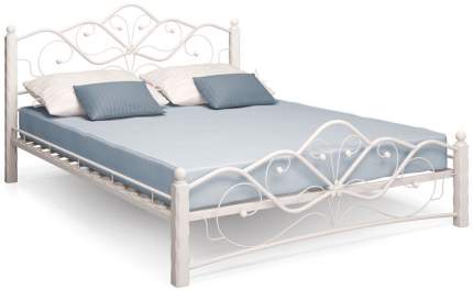 Белая кровать с железным изголовьем