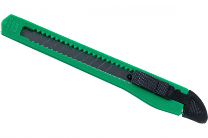 Нож с корпусом из пластика оснащен сегментированным лезвием. Замена лезвия легко производится путем снятия заглушки в  ...