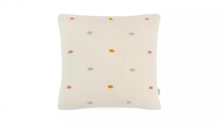 Декоративная подушка Points/Поинтс внесет завершающий штрих в интерьер детской спальни. Она прекрасно гармонирует с остальными элементами  ...