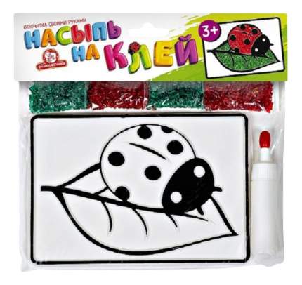 Набор для творчества из серии "Насыпь на клей" от бренда "Татой" предлагает ребенку оформить открытку своими  ...
