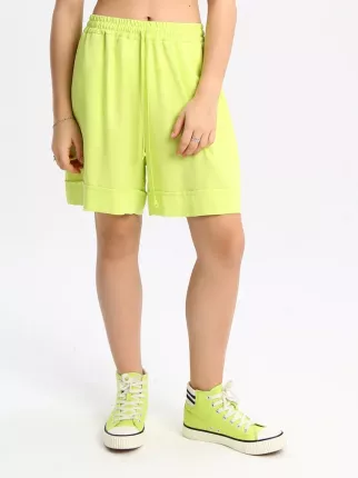 Стильные шорты для девочки с высокой талией — тренд летнего сезона. Изготовлены из вискозы, невероятно мягкий  ...