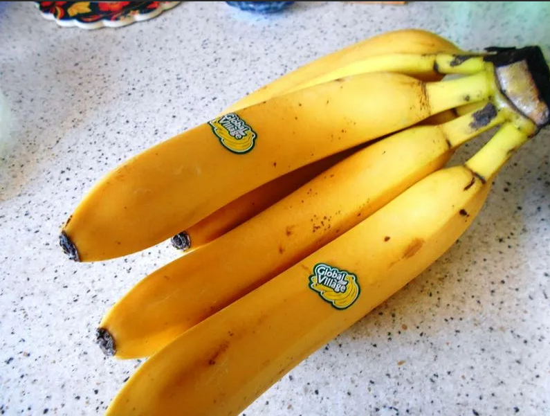 бананы глобал виладж из какой страны. бананы глобал виладж из какой страны. банановая коробка global village. настоящий банан. прилавок бананов.