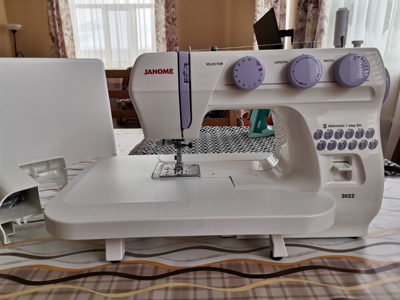 Швейная машина Janome 3022 326766 белая, купить в Москве, цены в  интернет-магазинах на Мегамаркет