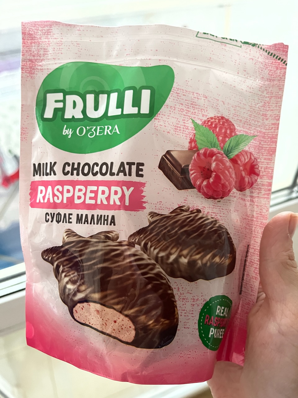 Frulli by ozera. Конфеты шоколадные Ozera суфле малина 125г. Конфеты озера суфле малина. Суфле в шоколаде малина. Суфле малина озера в шоколаде.