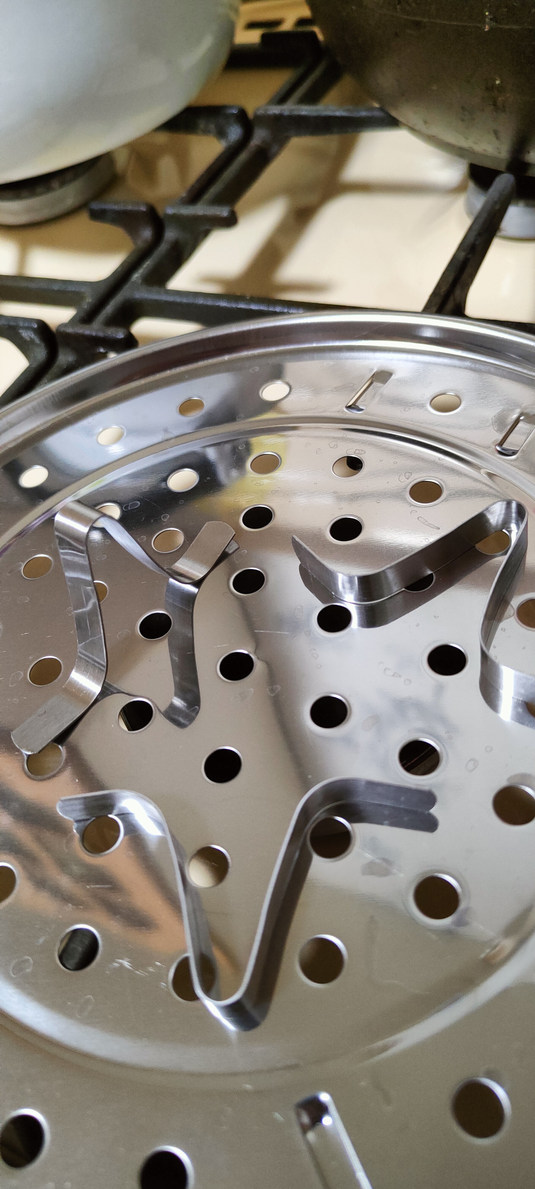 Тарелка с овощами, установленная на фольгированные ножки в сковороде