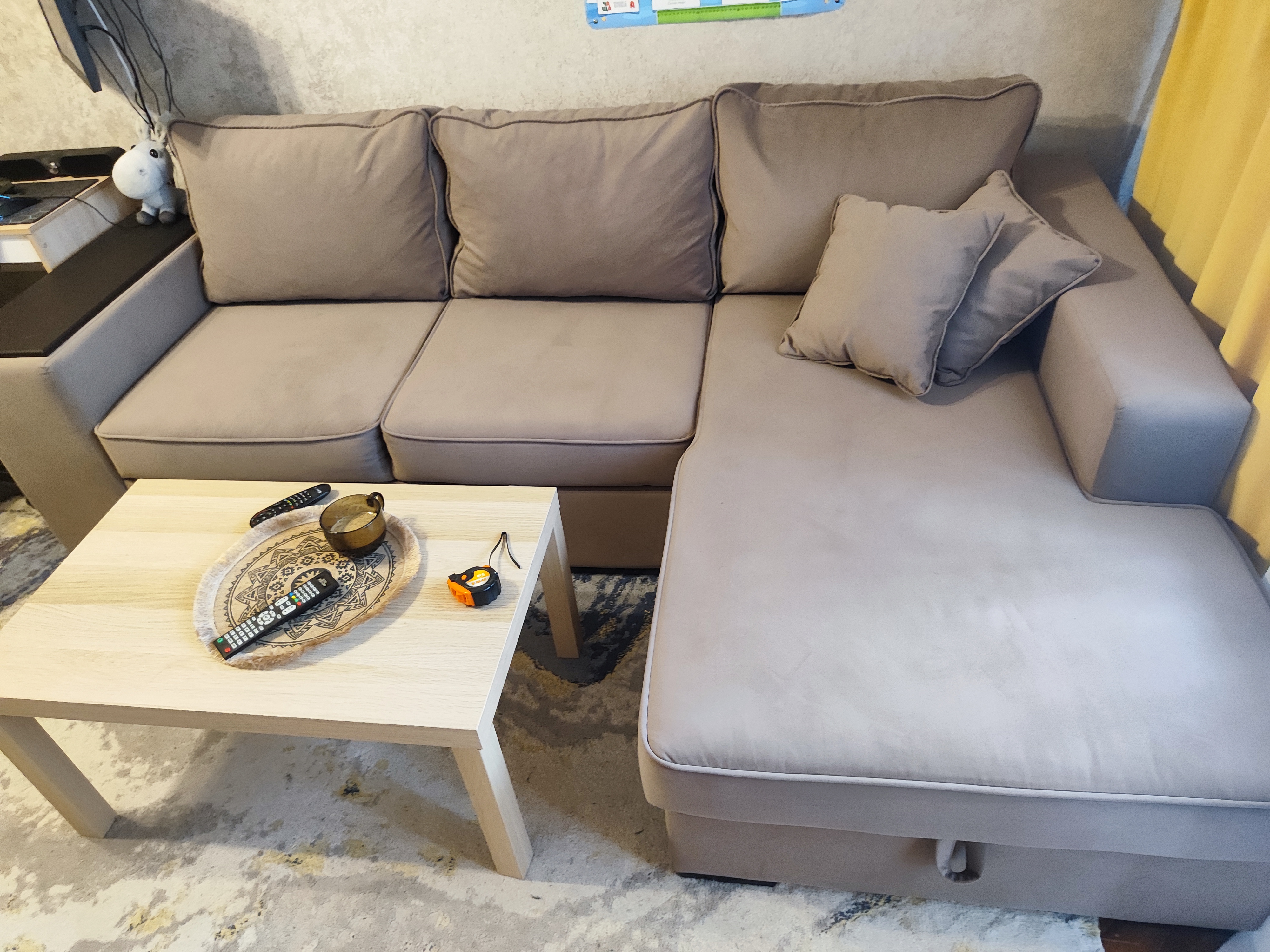 Угловой диван в маленькой гостиной