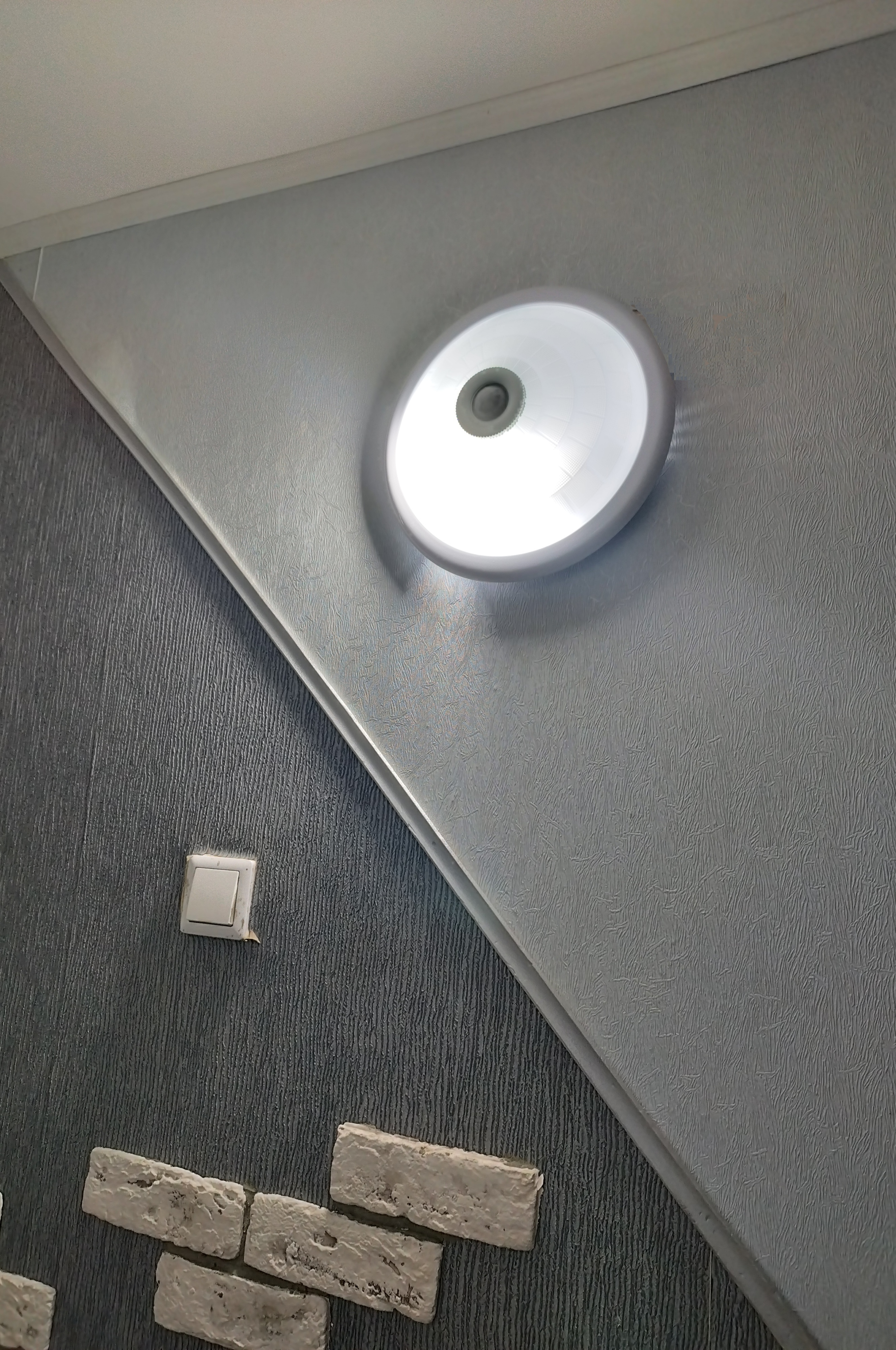 Светодиодный прожектор у входа в подъезд