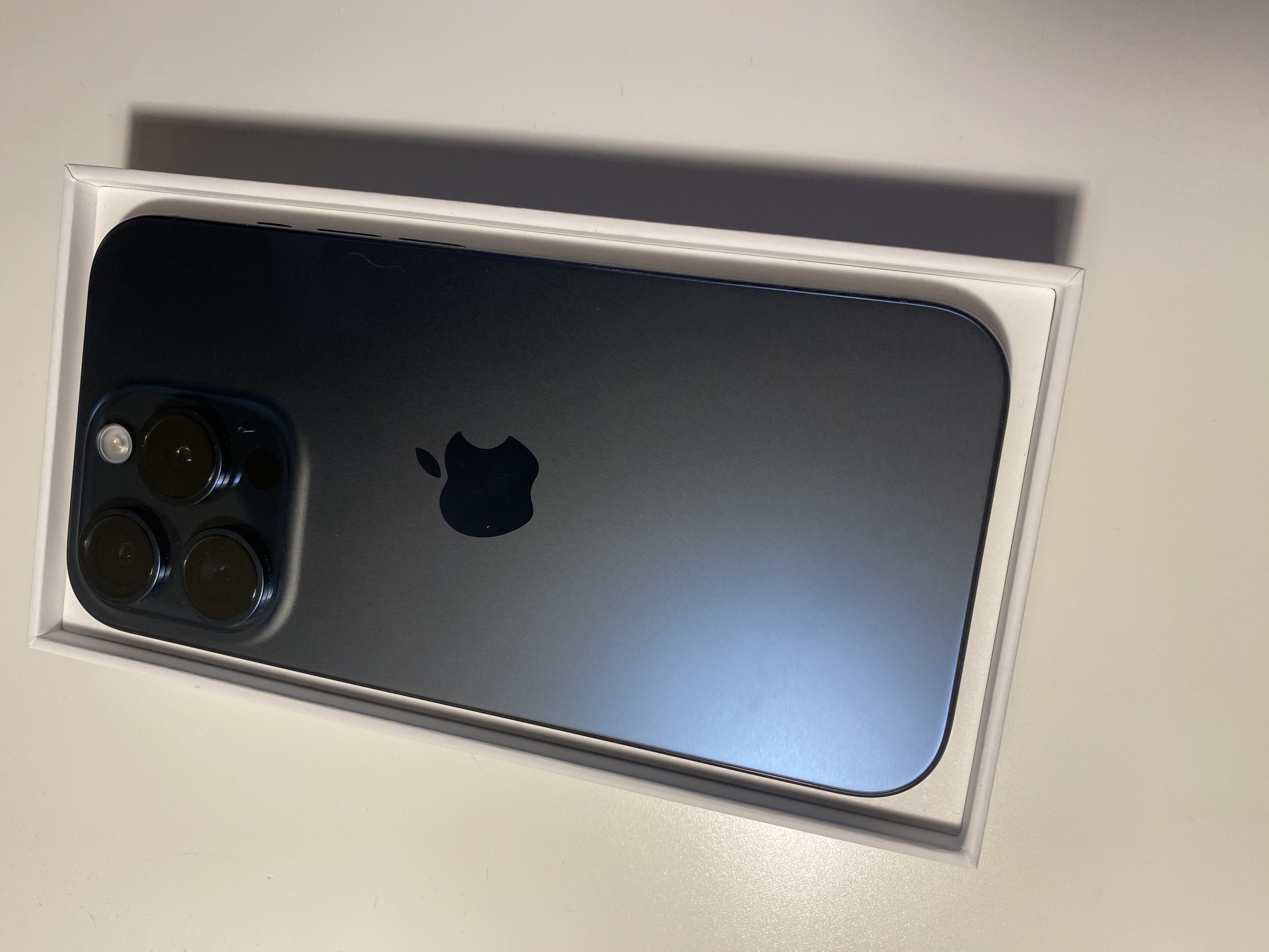 Смартфон Apple iPhone 15 Pro 512Gb Blue Titanium, купить в Москве, цены в  интернет-магазинах на Мегамаркет