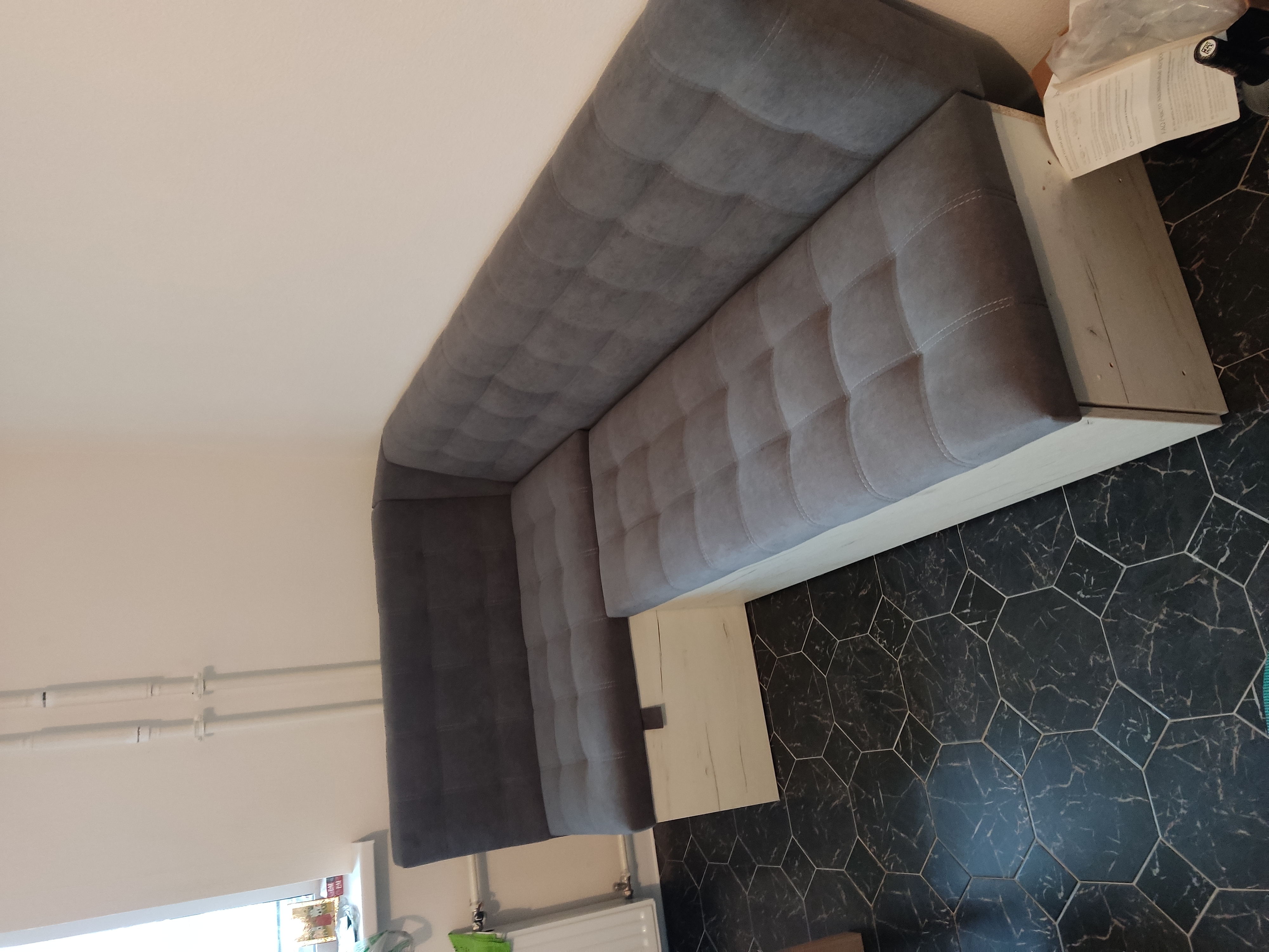 Диван с ящиками для хранения на кухне