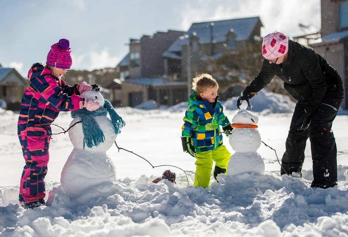 Снежок кататься. Дети зимой. Развлечения зимой. Зимние развлечения для детей на улице. Дети играют в снегу.