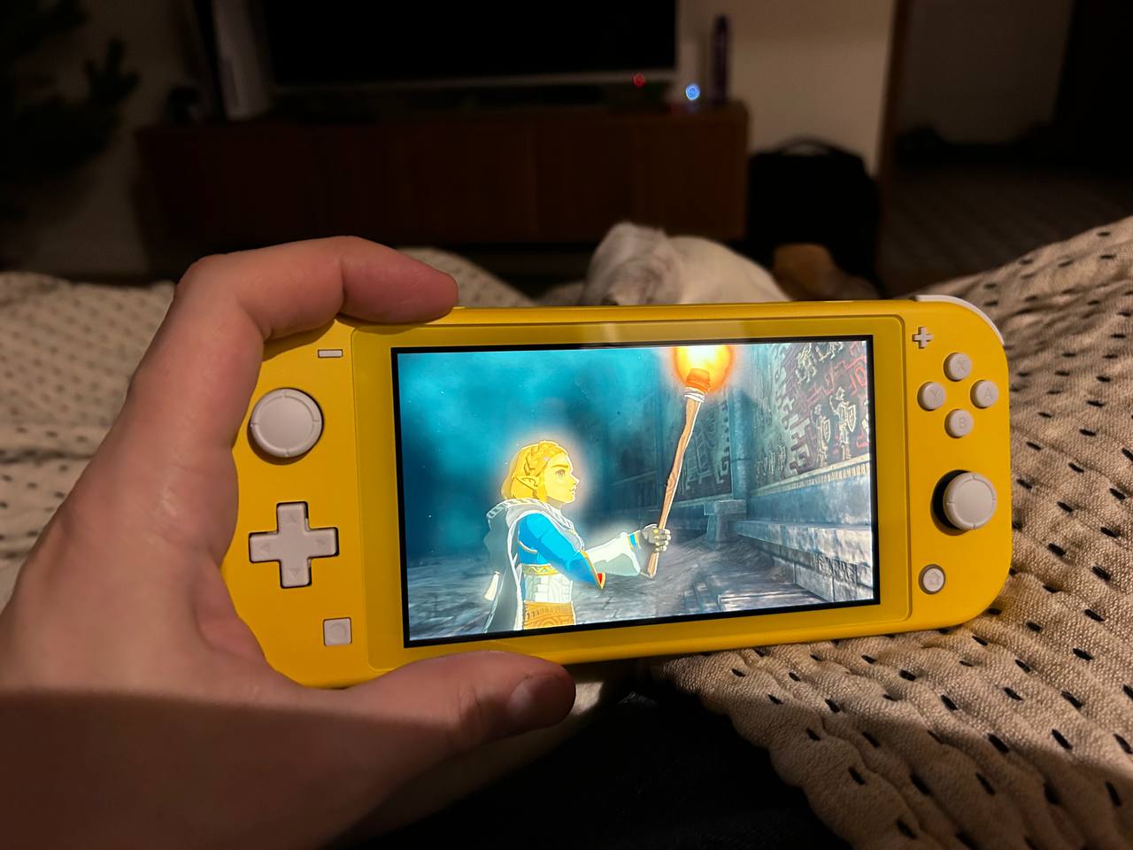 Игровая консоль Nintendo Switch Lite Yellow, купить в Москве, цены в  интернет-магазинах на Мегамаркет