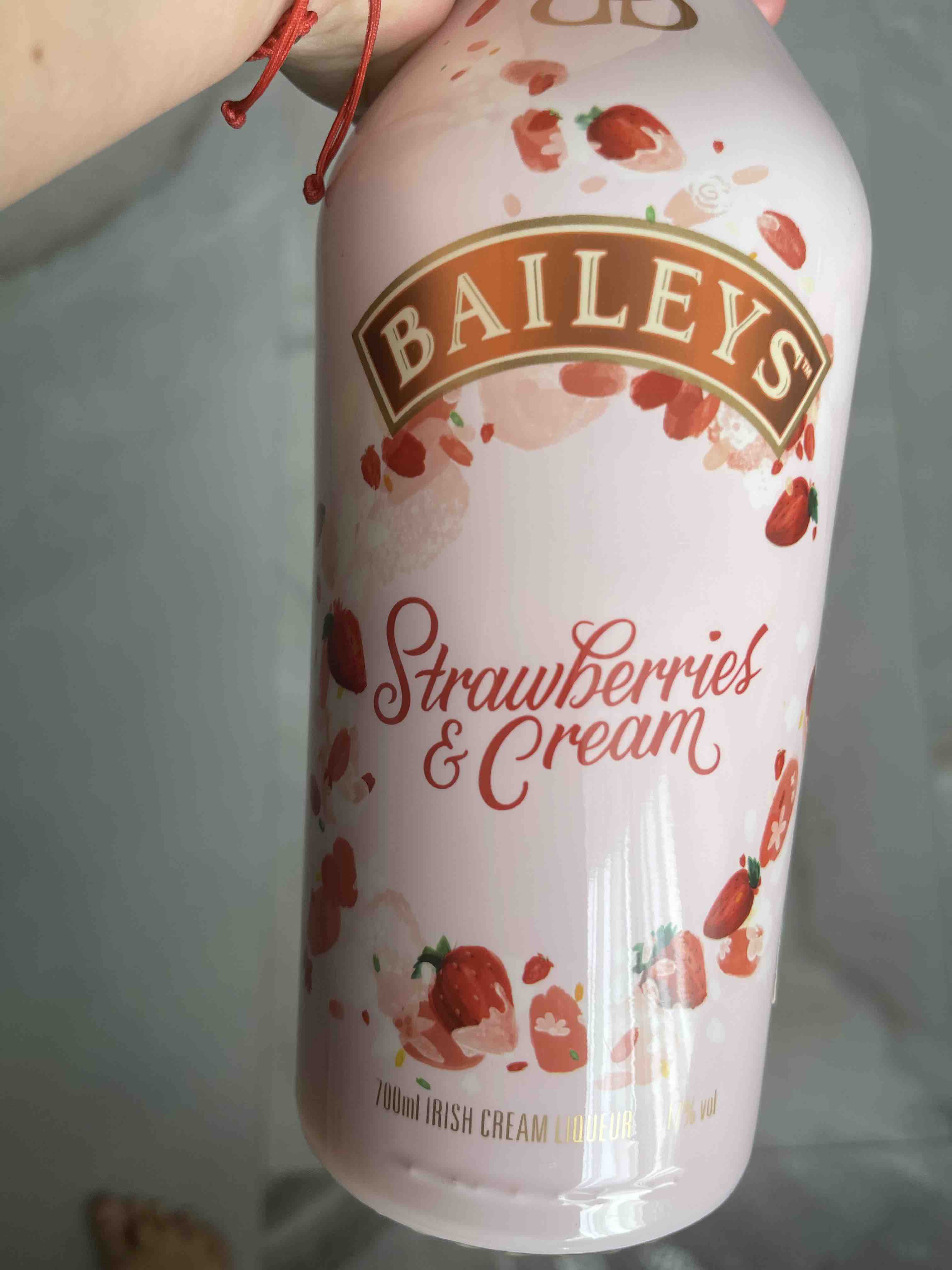 Ликер Baileys Strawberry & Cream 0,7 л - отзывы покупателей на маркетплейсе  Мегамаркет | Артикул: 100031336774