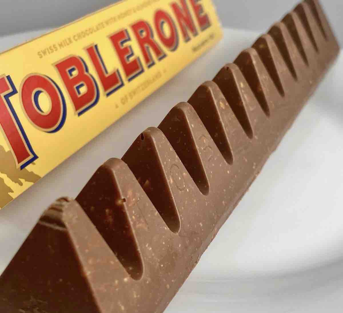 Пирамида из упаковок Toblerone