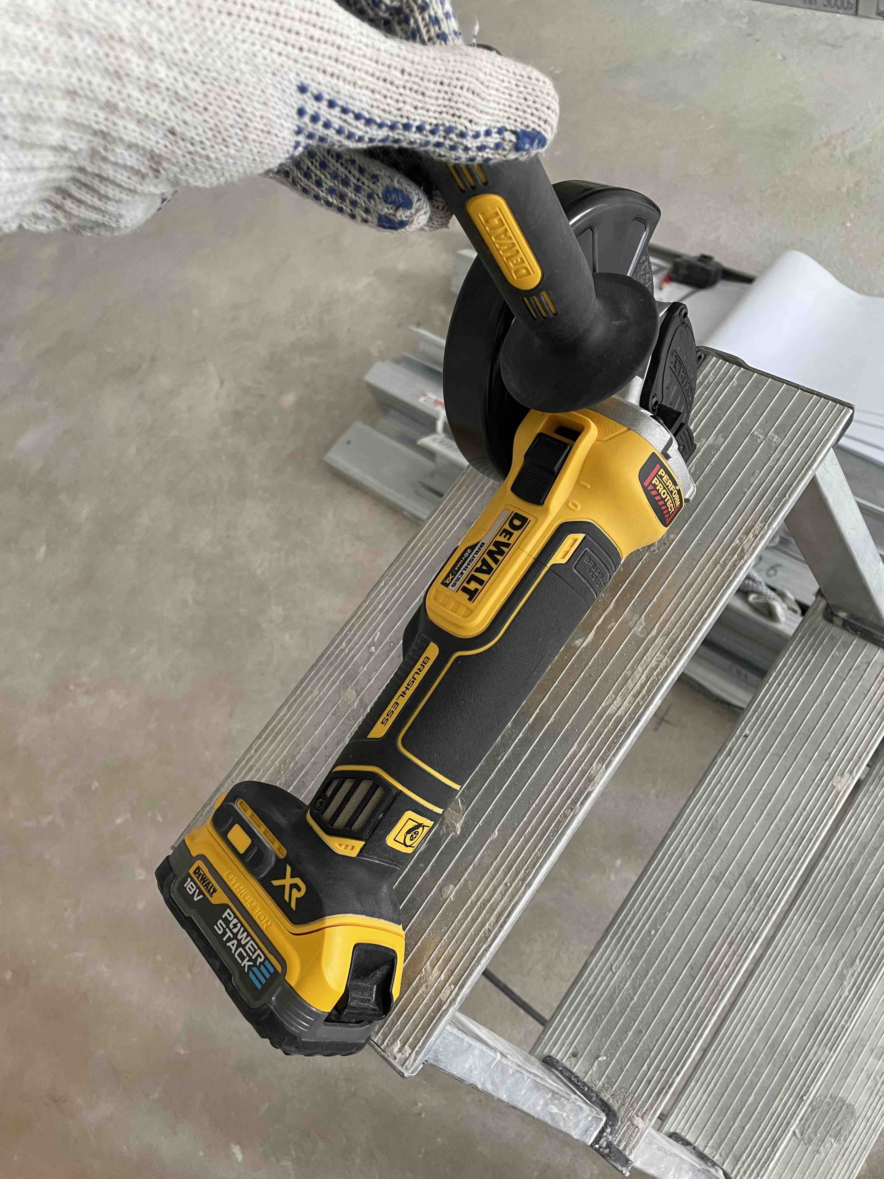 Угловая шлифмашина DeWalt DCG405N-XJ (без АКБ) - отзывы покупателей на  Мегамаркет | 600001564548