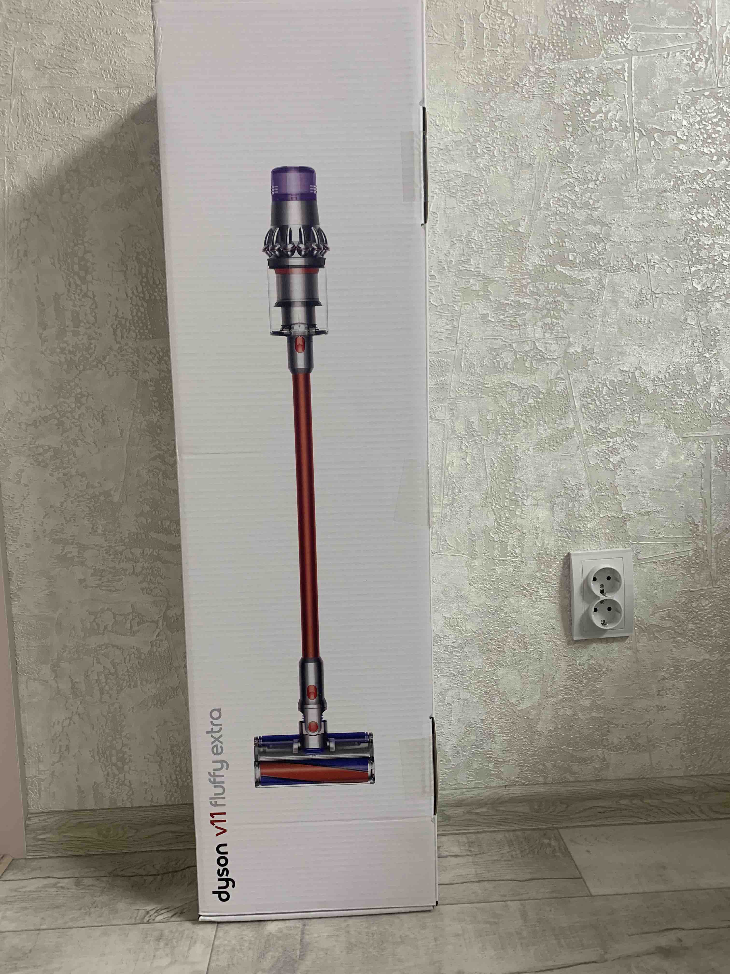 Пылесос Dyson v11 fluffy extra SV15 красный, купить в Москве, цены в  интернет-магазинах на Мегамаркет