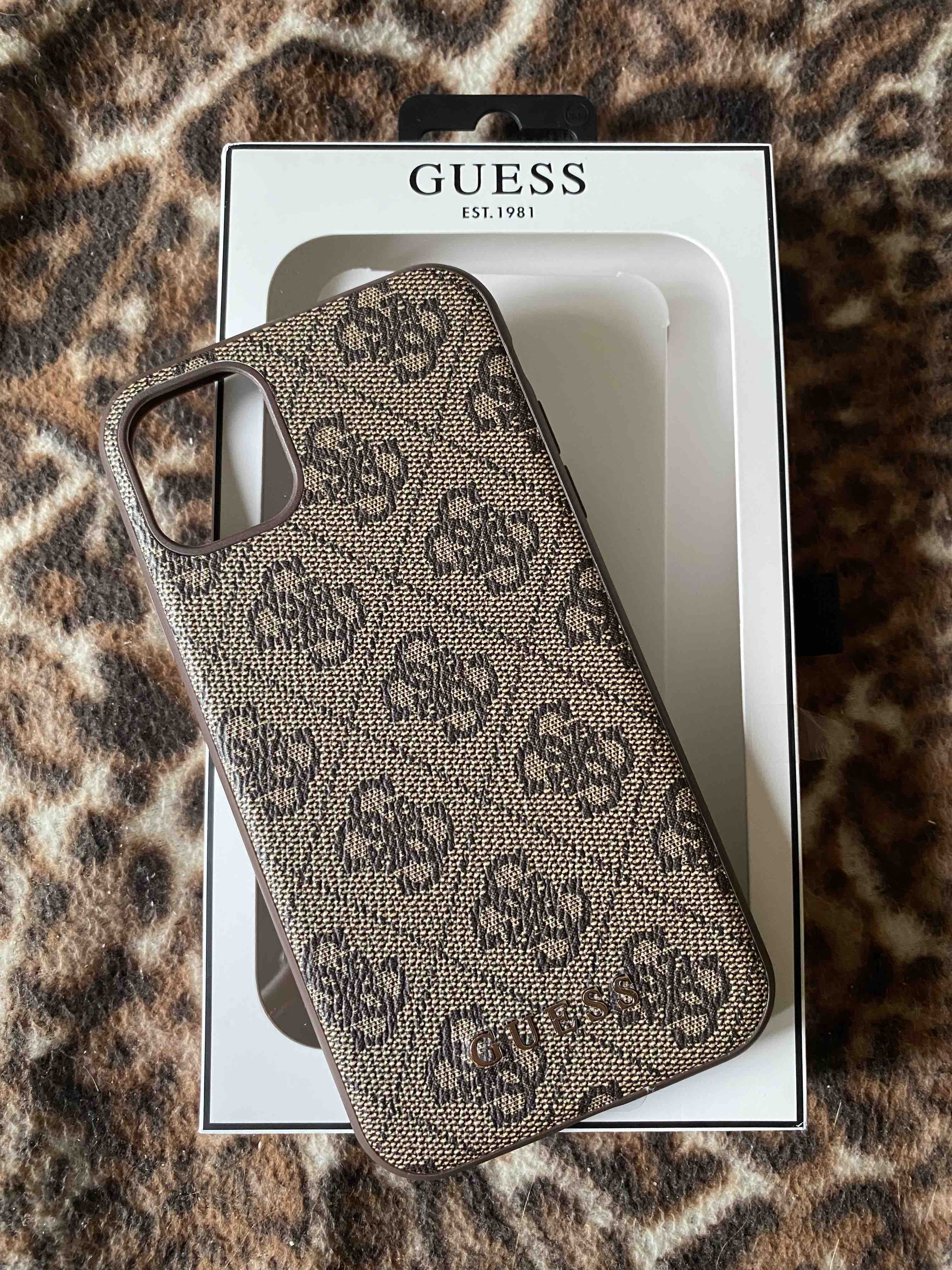 Чехол Guess 4G Collection Hard Brown для Apple iPhone 11, купить в Москве,  цены в интернет-магазинах на Мегамаркет