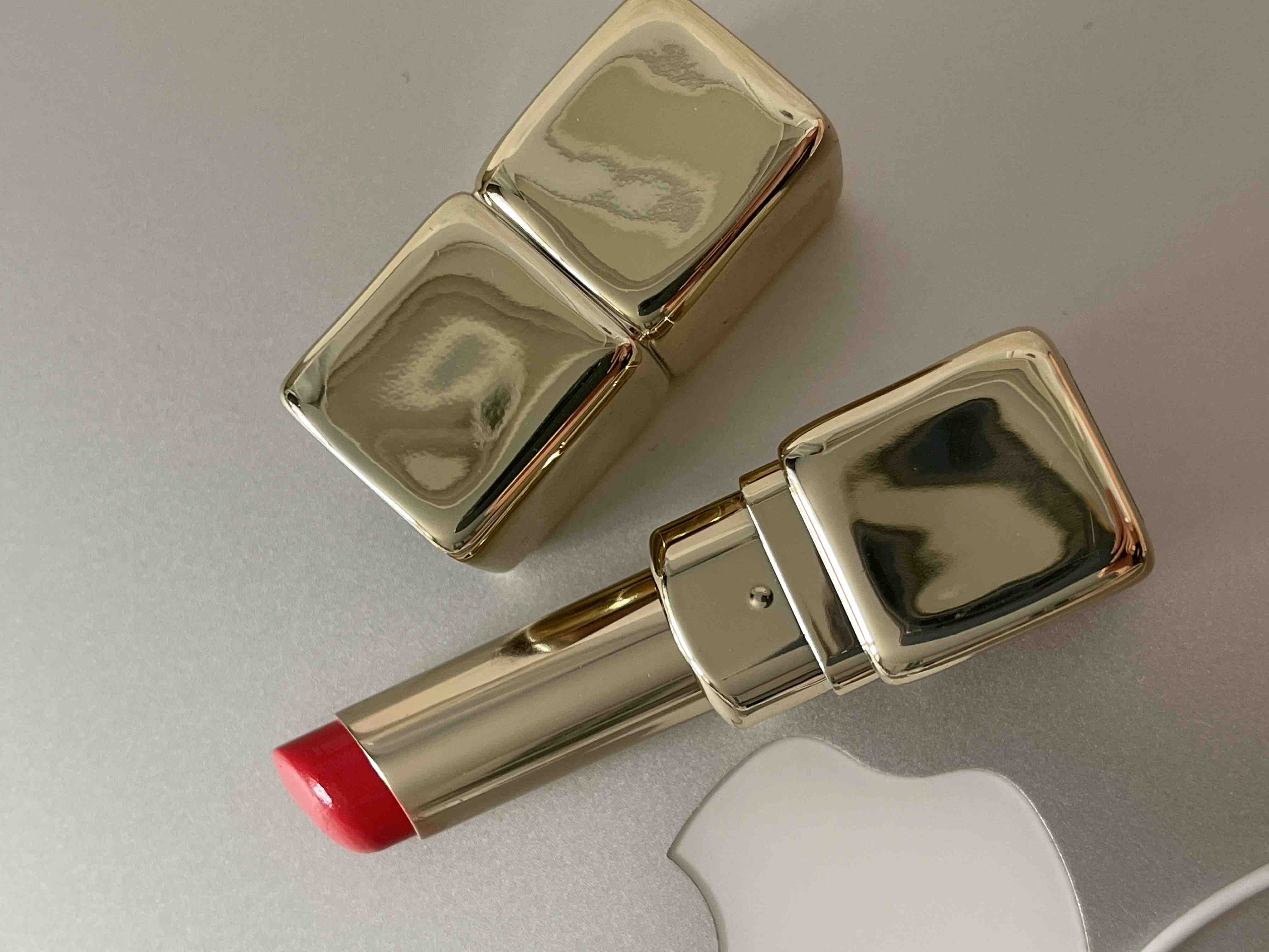 Лето Поет с Guerlain Kiss Kiss Matte Lip Colour M348 Hot Coral