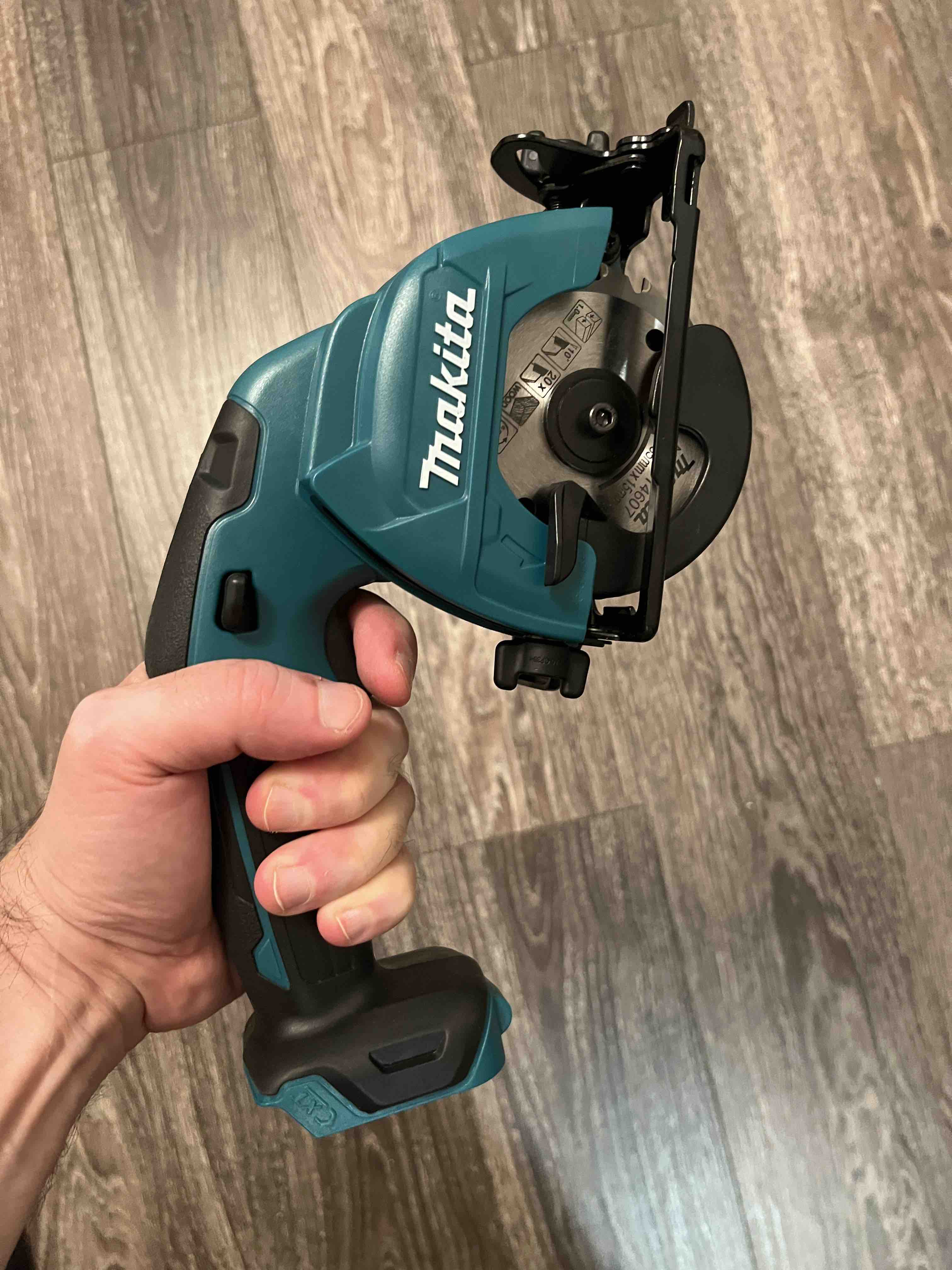 Аккумуляторная циркулярная пила Makita HS301DZ БЕЗ АККУМУЛЯТОРА И З/У -  характеристики и описание на Мегамаркет