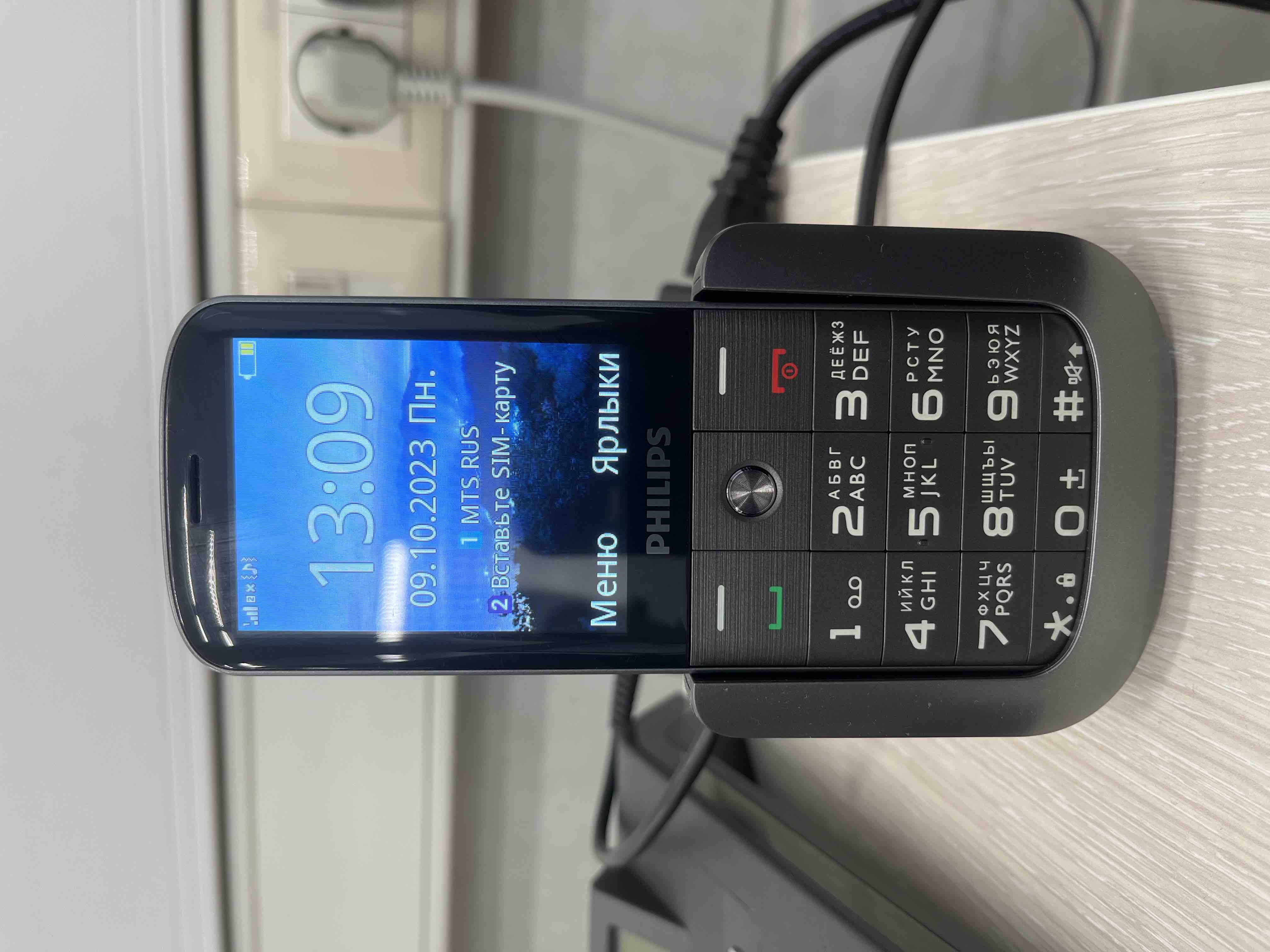 Смартфон B28 Philips Xenium E227 (Grey), купить в Москве, цены в  интернет-магазинах на Мегамаркет