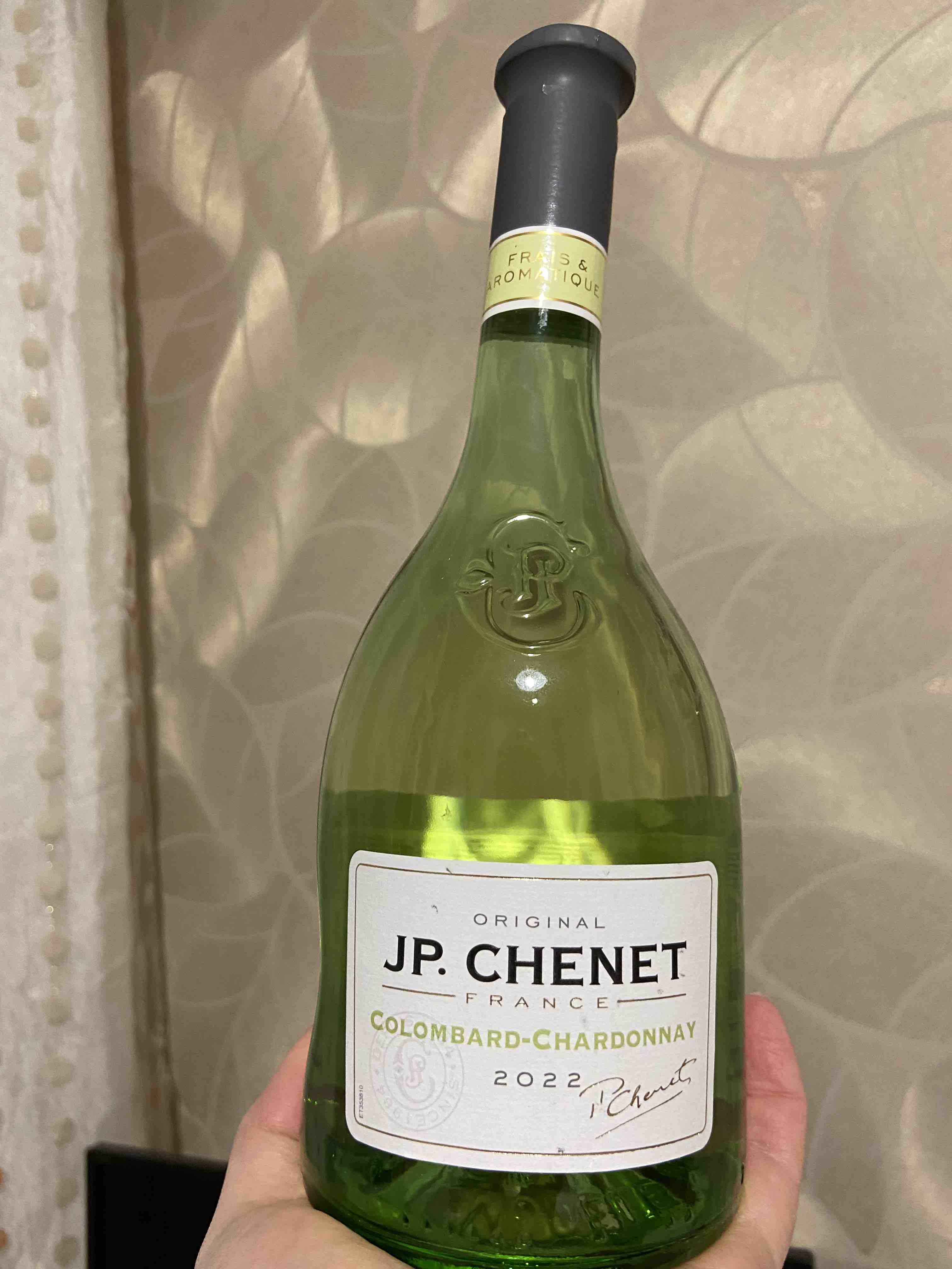 Jp chenet вино полусухое. Jp CHENET Colombard Chardonnay. Вино jp. CHENET Original Colombard – Sauvignon белое полусухое 0,75 л этикетка. Белое вино j p CHENET. Коломбар Шардоне белое сухое 2019.