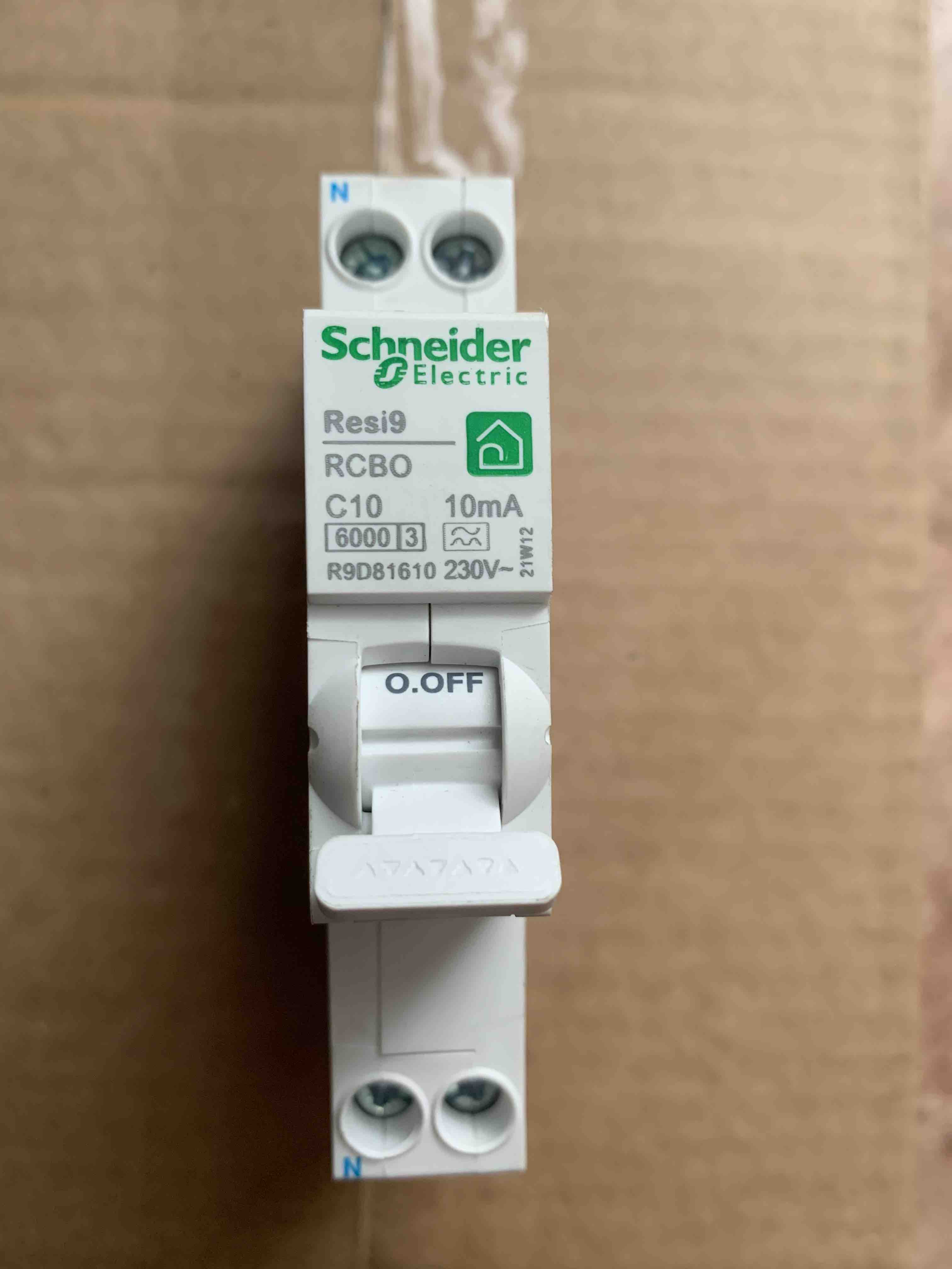 Дифавтомат (дифавтомат) RESI9 1P+N С 10А 6000A 10мА 18mm тип A R9D81610  Schneider Electric купить в интернет-магазине, цены на Мегамаркет