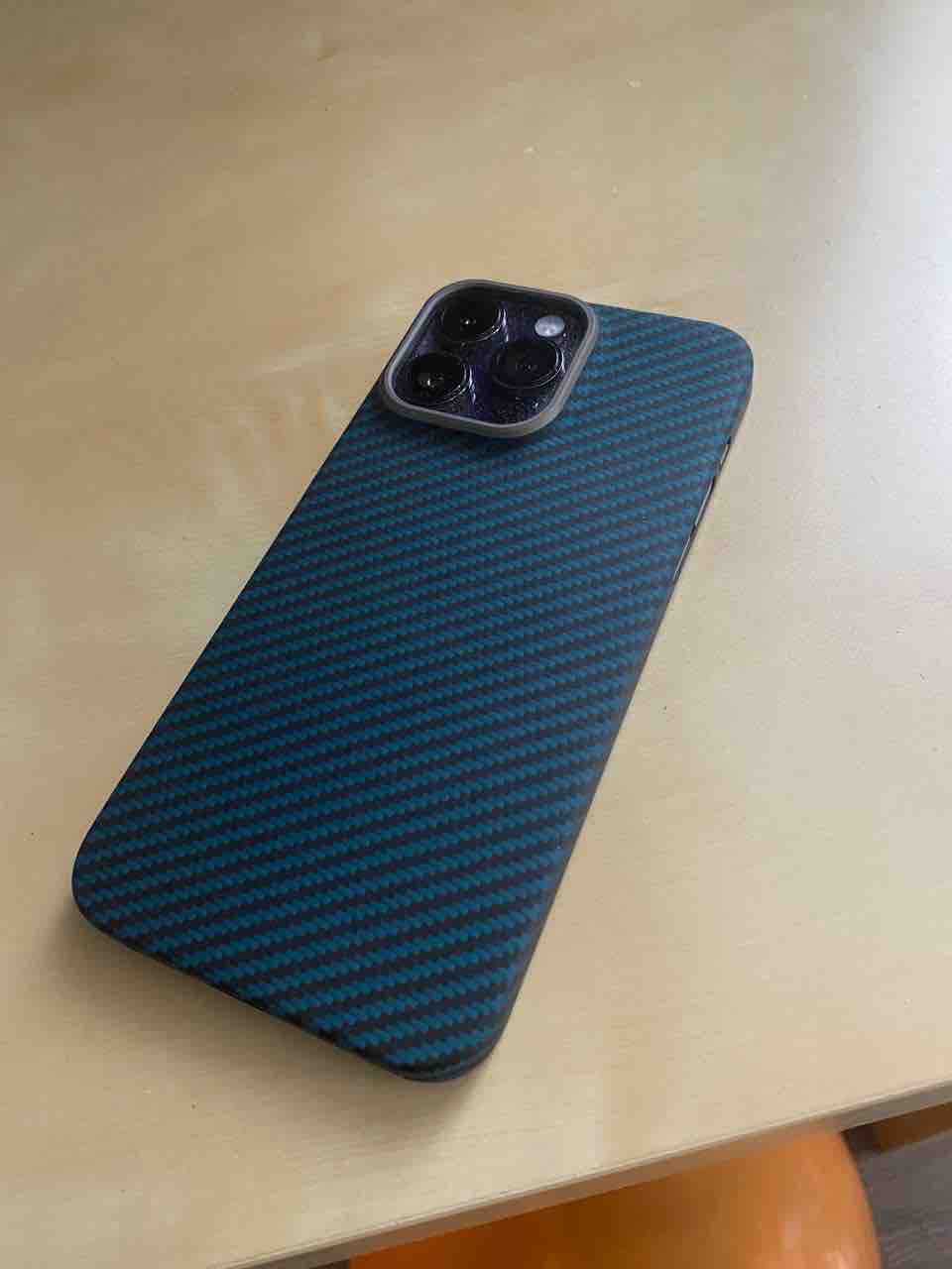 Чехол-накладка K-Doo Kevlar Case для iPhone 14 Pro Max карбоновый, черно- синий в полоску, купить в Москве, цены в интернет-магазинах на Мегамаркет