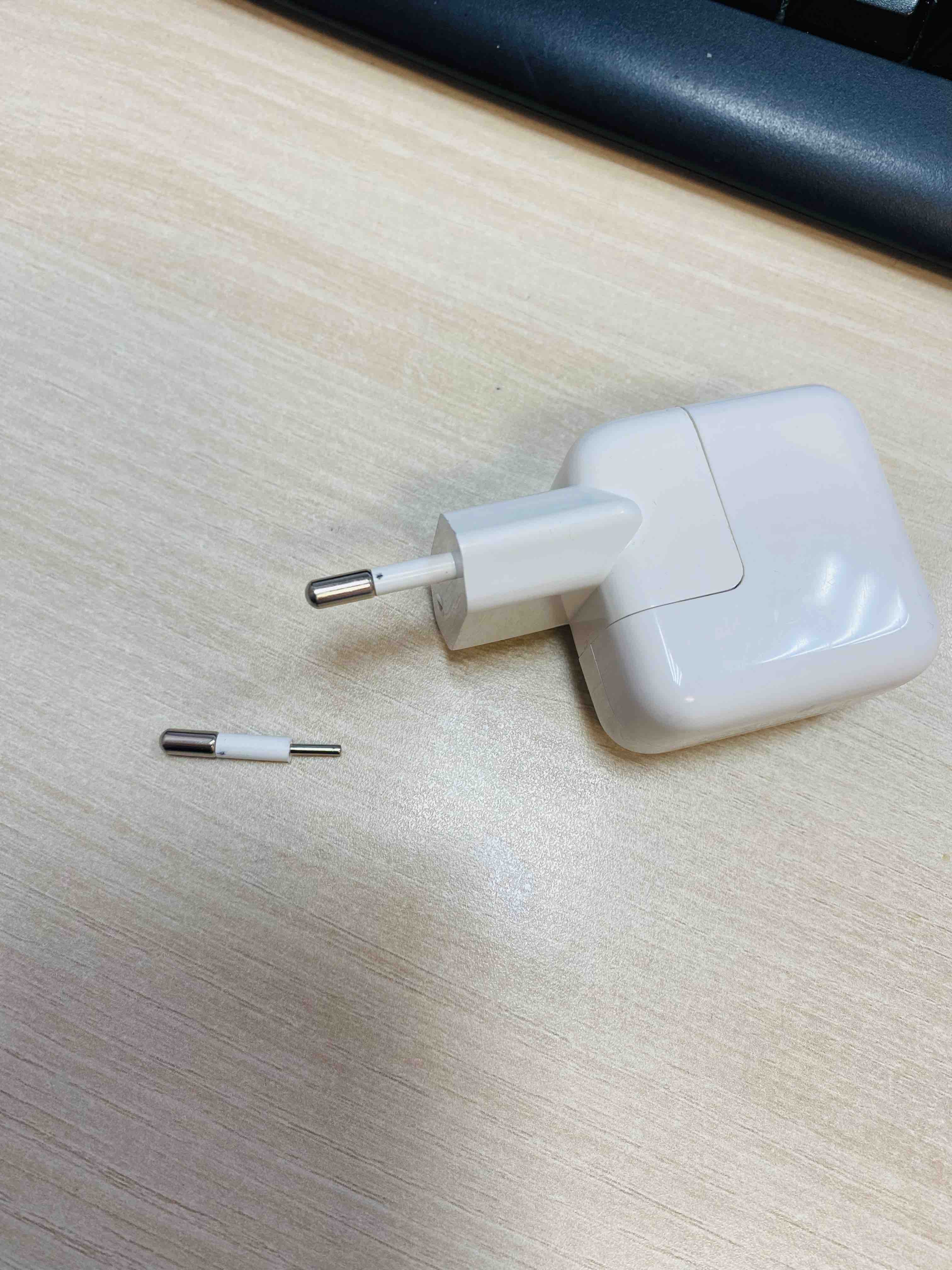 Сетевое зарядное устройство Apple 12W USB Power Adapter, 1xUSB, 2,4 A,  (MD836ZM/A) white - отзывы покупателей на маркетплейсе Мегамаркет |  Артикул: 100000038065