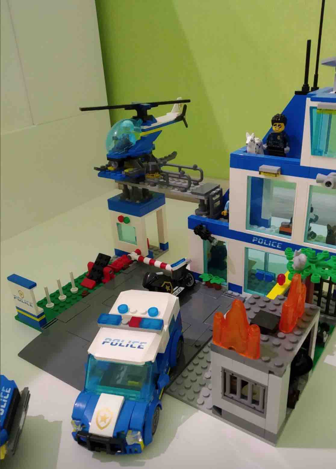 Конструктор LEGO City Полицейский участок 60316 - купить в ТЕХНОТРОЛЛЬ,  цена на Мегамаркет