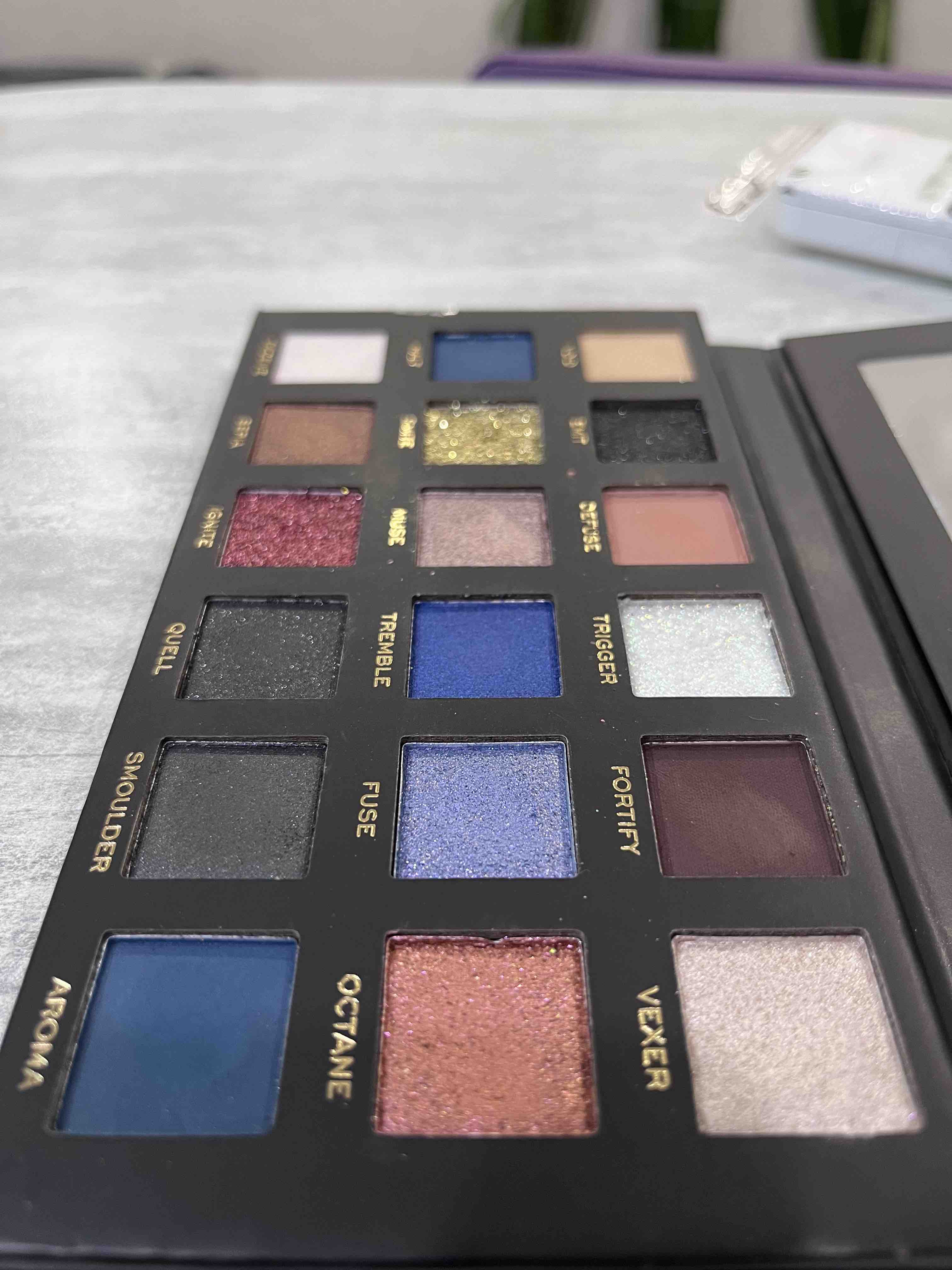 Revolution PRO New Neutrals Eyeshadow Smoked Palette - Palette