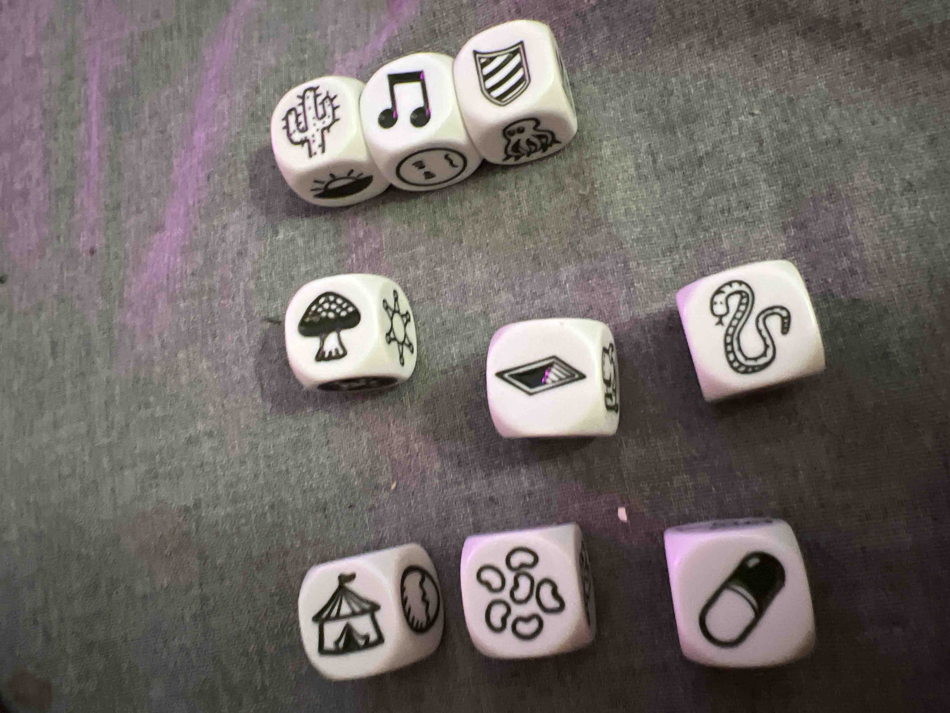 Купить настольная игра RORYS STORY CUBES Кубики Историй: Путешествия, цены  на Мегамаркет | Артикул: 100013202227