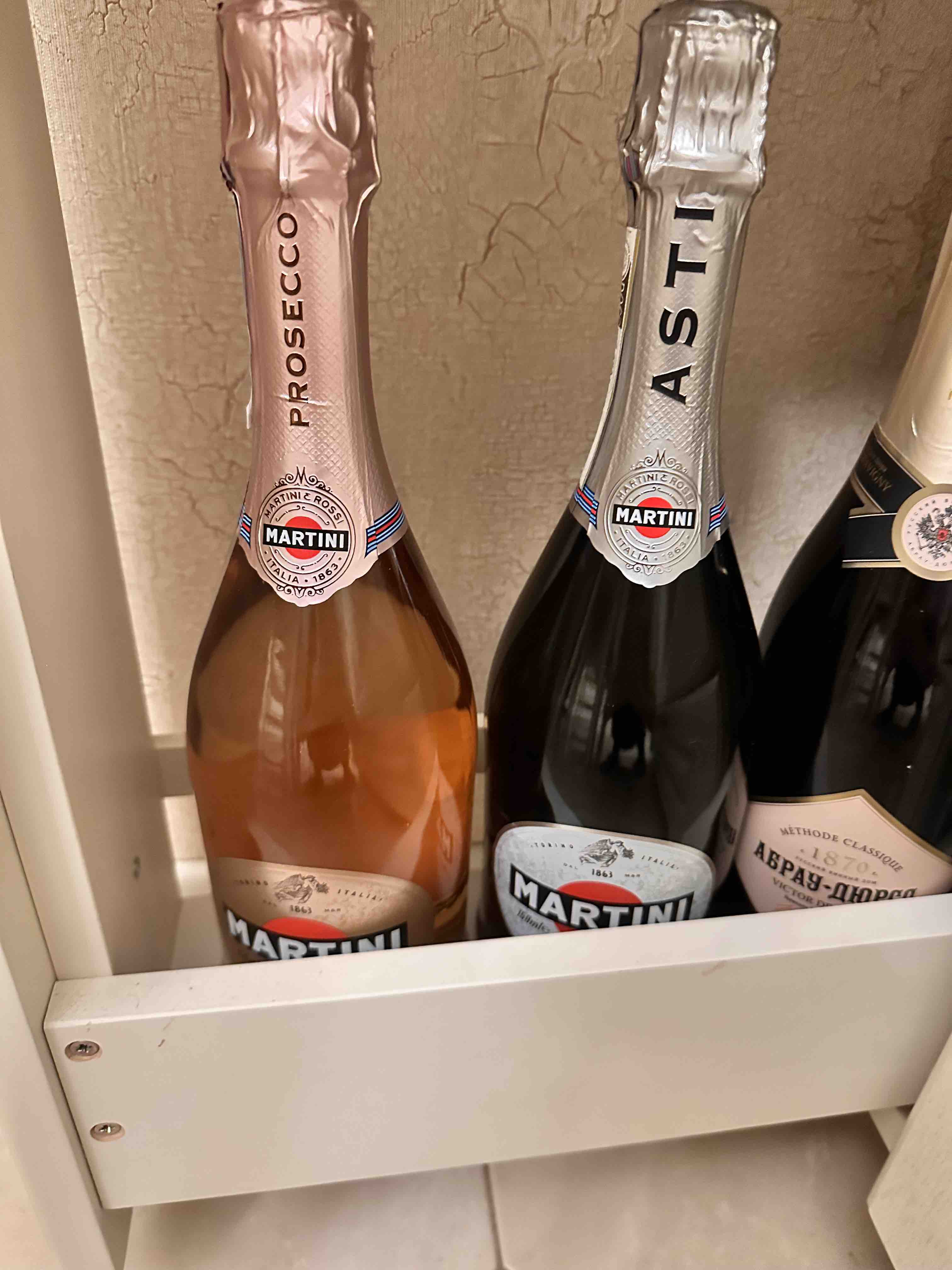 Мартини игристое сухое белое. Игристое вино Martini Prosecco. Шампанское мартини 250 мл. Букет с шампанским мартини корзина.