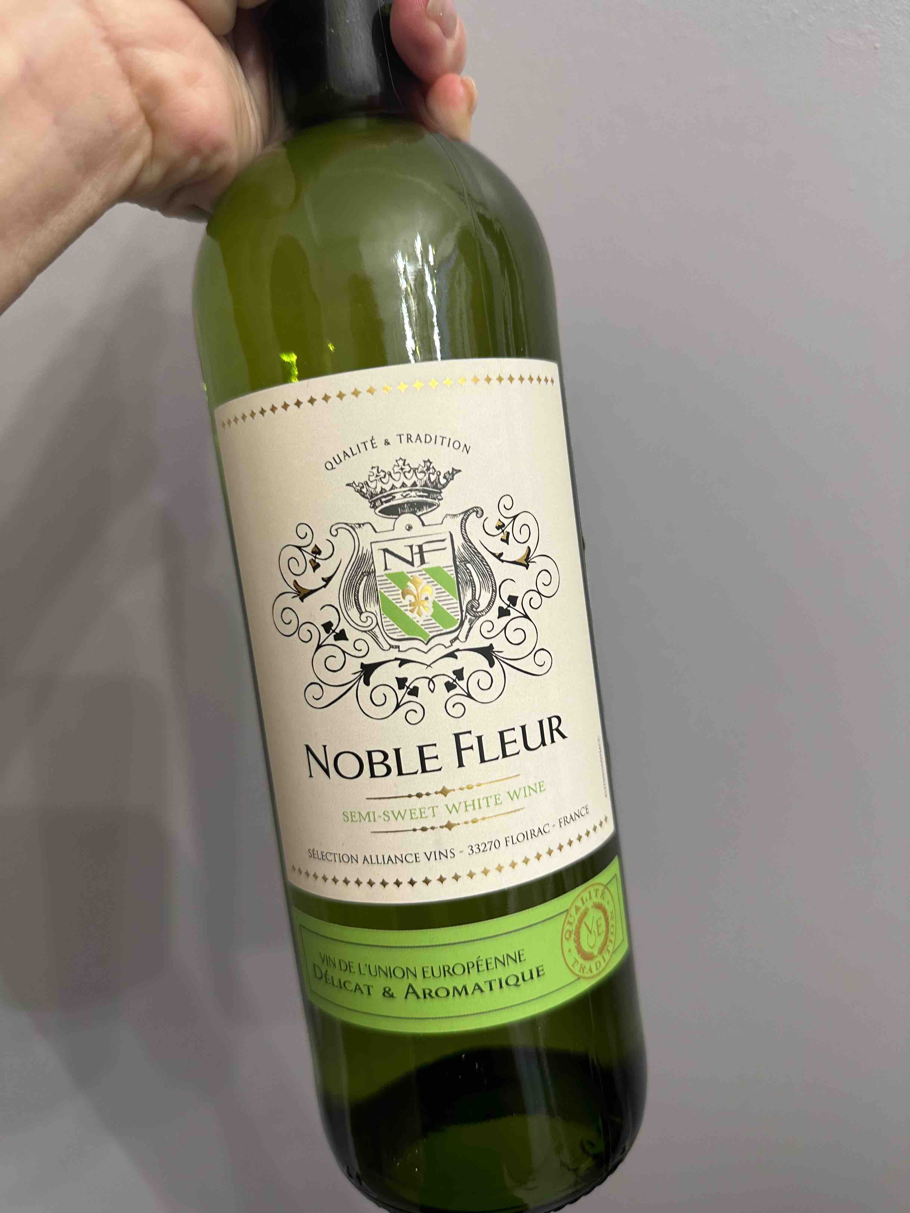 Вино Noble Fleurs белое полусладкое 0,75 л - отзывы покупателей на  маркетплейсе Мегамаркет | Артикул: 100046621979