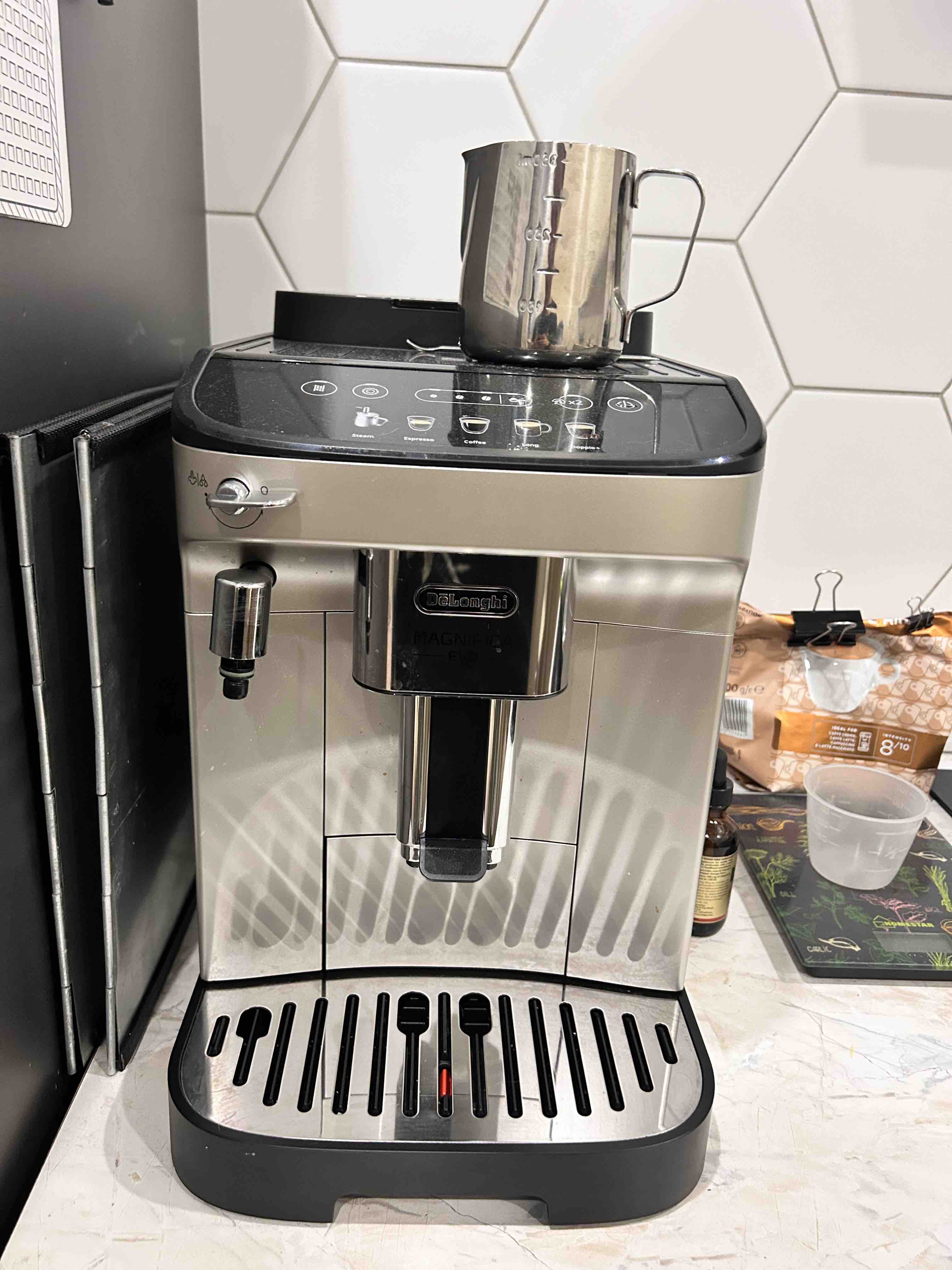 Кофемашина автоматическая Delonghi Magnifica Evo ECAM290.31.SB серебристый,  черный, купить в Москве, цены в интернет-магазинах на Мегамаркет