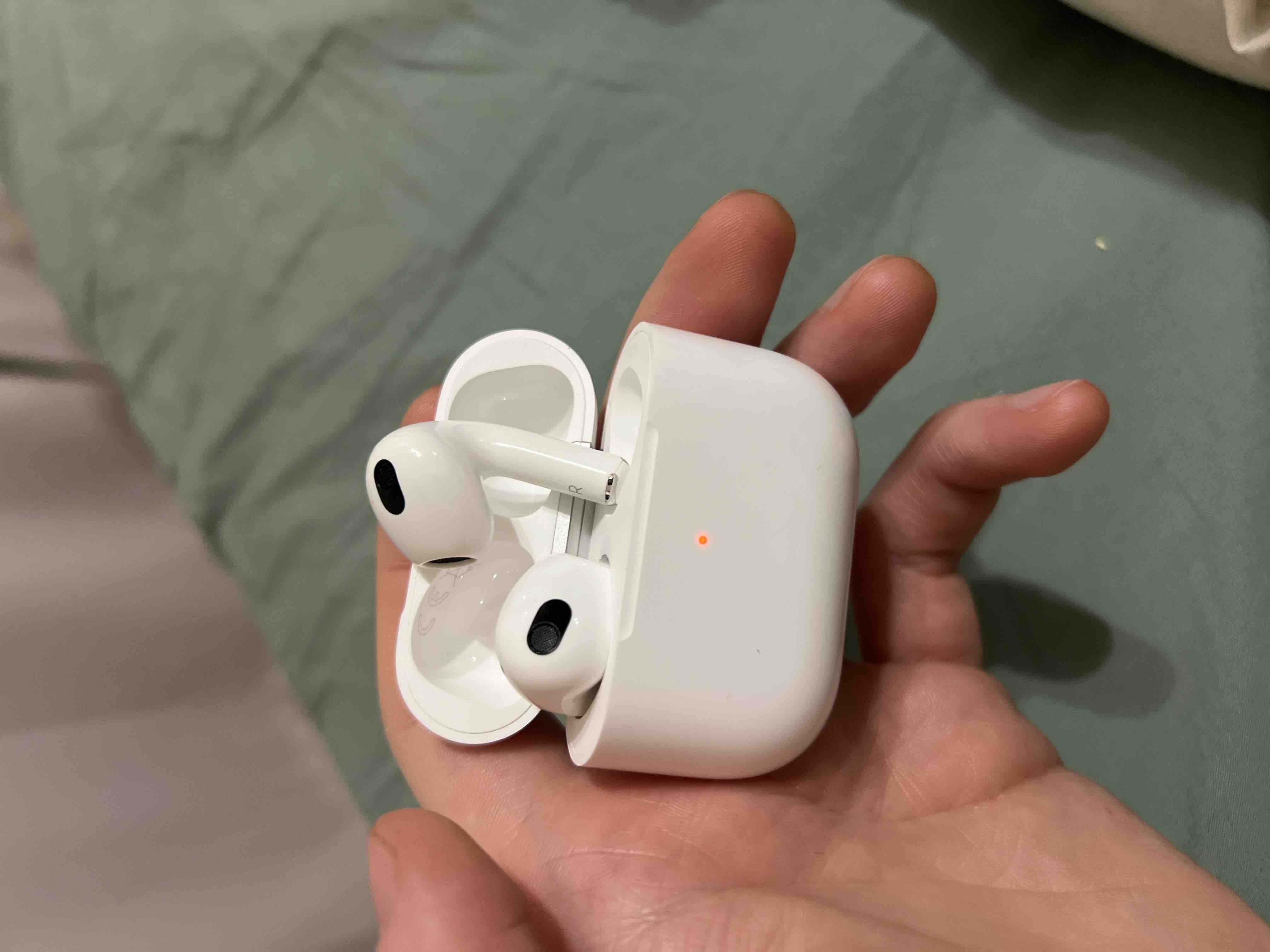 Наушники Apple AirPods 3-го поколения (MME73RU/A) - отзывы покупателей на  маркетплейсе Мегамаркет | Артикул: 100029544857