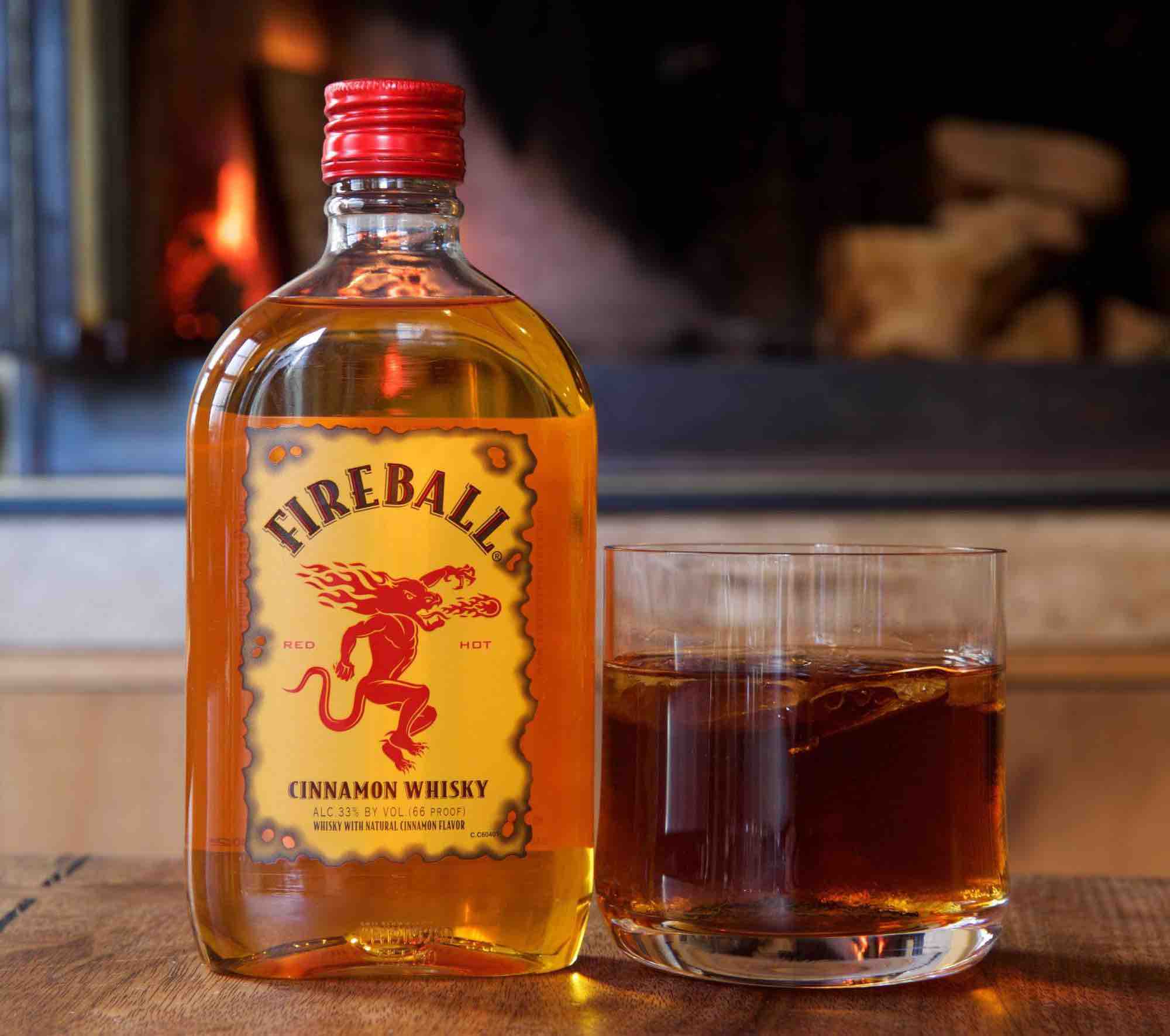 Fireball cinnamon whisky. Виски Fireball Cinnamon Whiskey. Канадский виски Fireball. Виски с корицей Fireball.