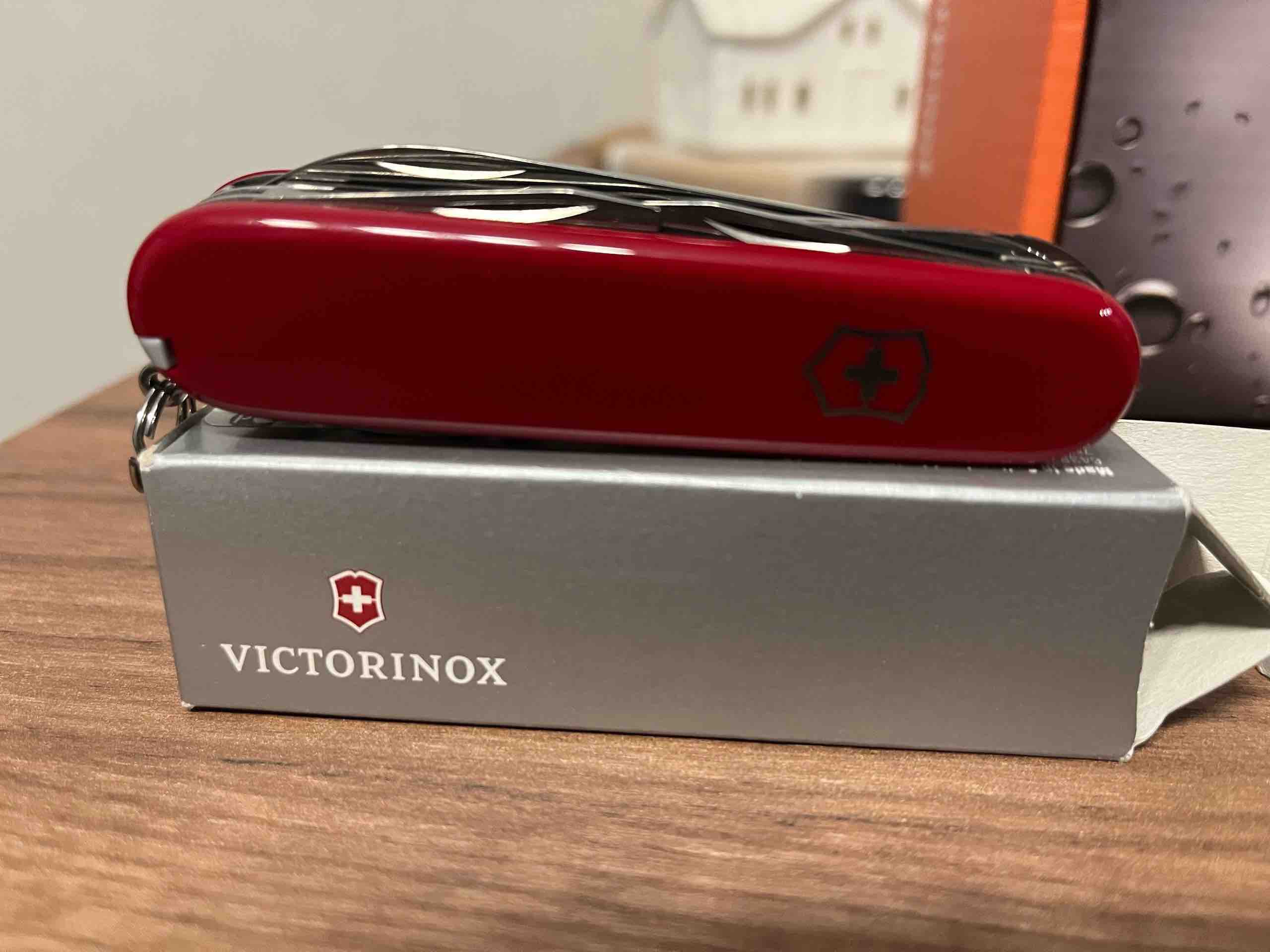 Мультитул Victorinox Huntsman, красный, 15 опций - отзывы покупателей на  Мегамаркет | 100002571678