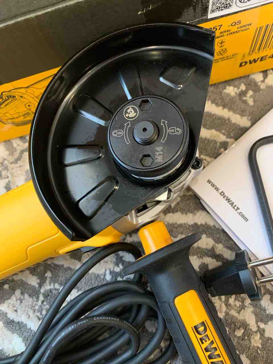 Сетевая угловая шлифовальная машина DEWALT DWE4257 купить в  интернет-магазине, цены на Мегамаркет